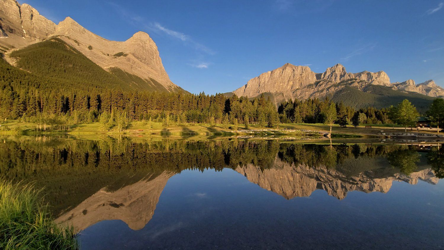 Bergsee, Dolomiten, Spiegelung, Lärchenwald, Abendsonne, HD, Breitbild-Hintergrundbild