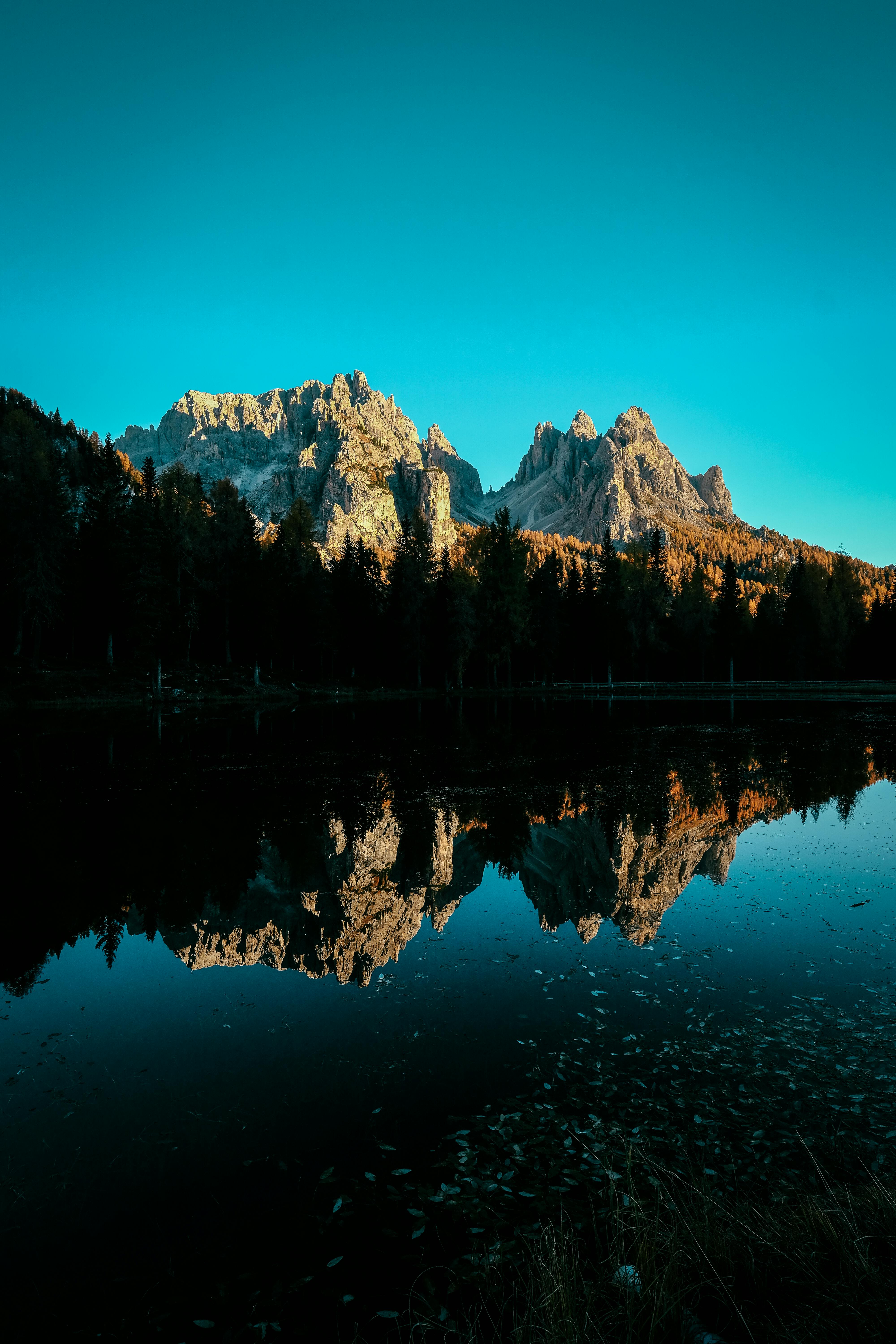Bergsee, Dolomiten, Spiegelung, Türkiser Himmel, Dämmerung, Hintergrundbild fürs Handy