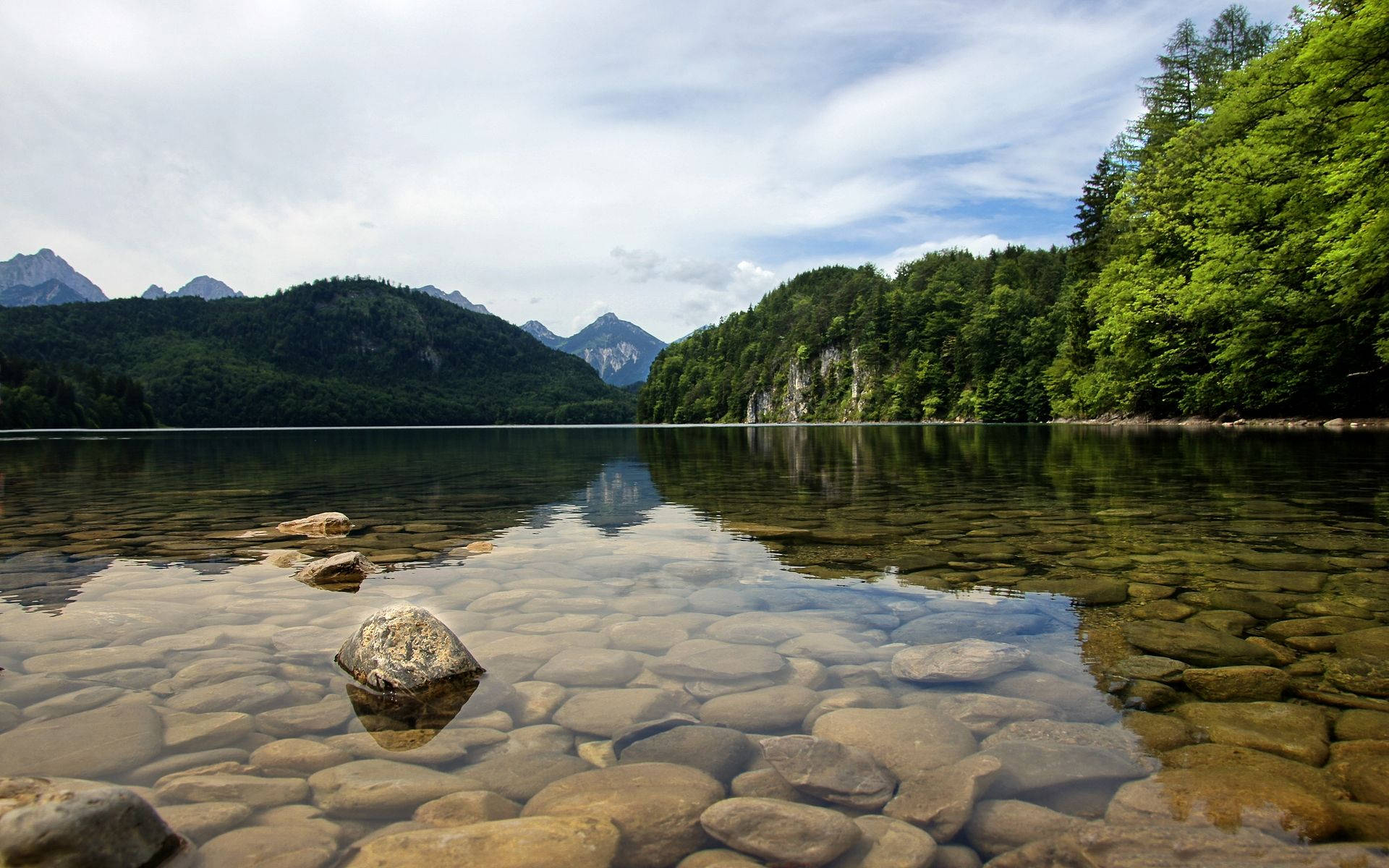 Bergsee, Klares Wasser, Kieselsteine, Wald, Berge, Full HD, Desktop-Hintergrund für Windows