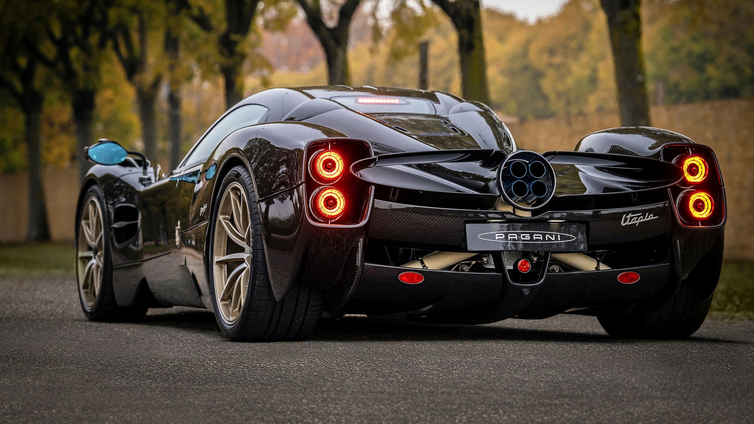 Pagani Utopia, Pagani, Heckansicht, Auspuff, Bäume, 16:9, 2K-Hintergrundbild für den Desktop