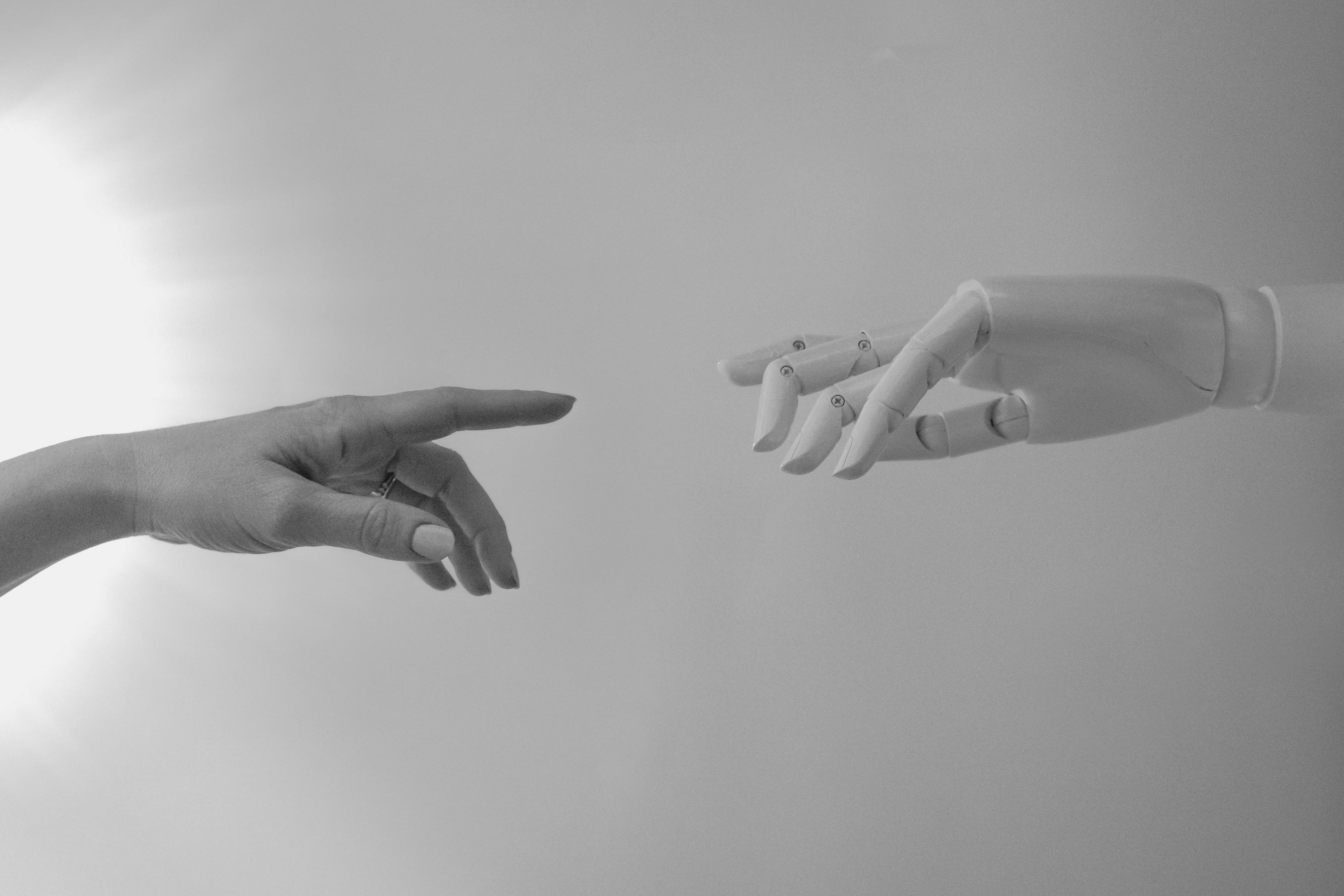Menschliche Hand, Roboterhand, Künstliche Intelligenz, Schwarz-Weiß, Berührung, 4K-Hintergrundbild