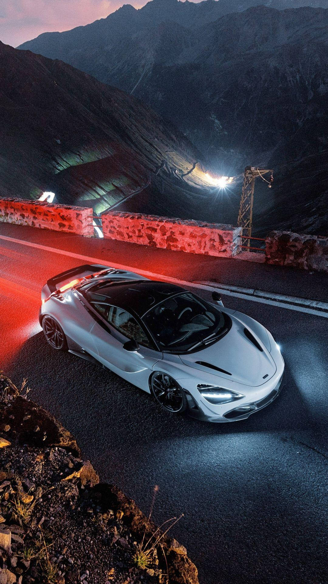 McLaren 720S, Weißer Supersportwagen, Berge, Nacht, Luftaufnahme, Sperrbildschirm fürs iPhone