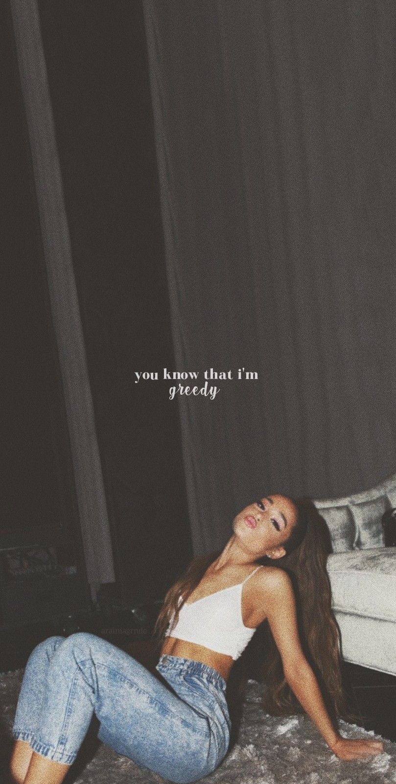 Ariana Grande, Dunkelgrau, Liedzeile, Sitzend, Hochformat, Hintergrundbild fürs Smartphone