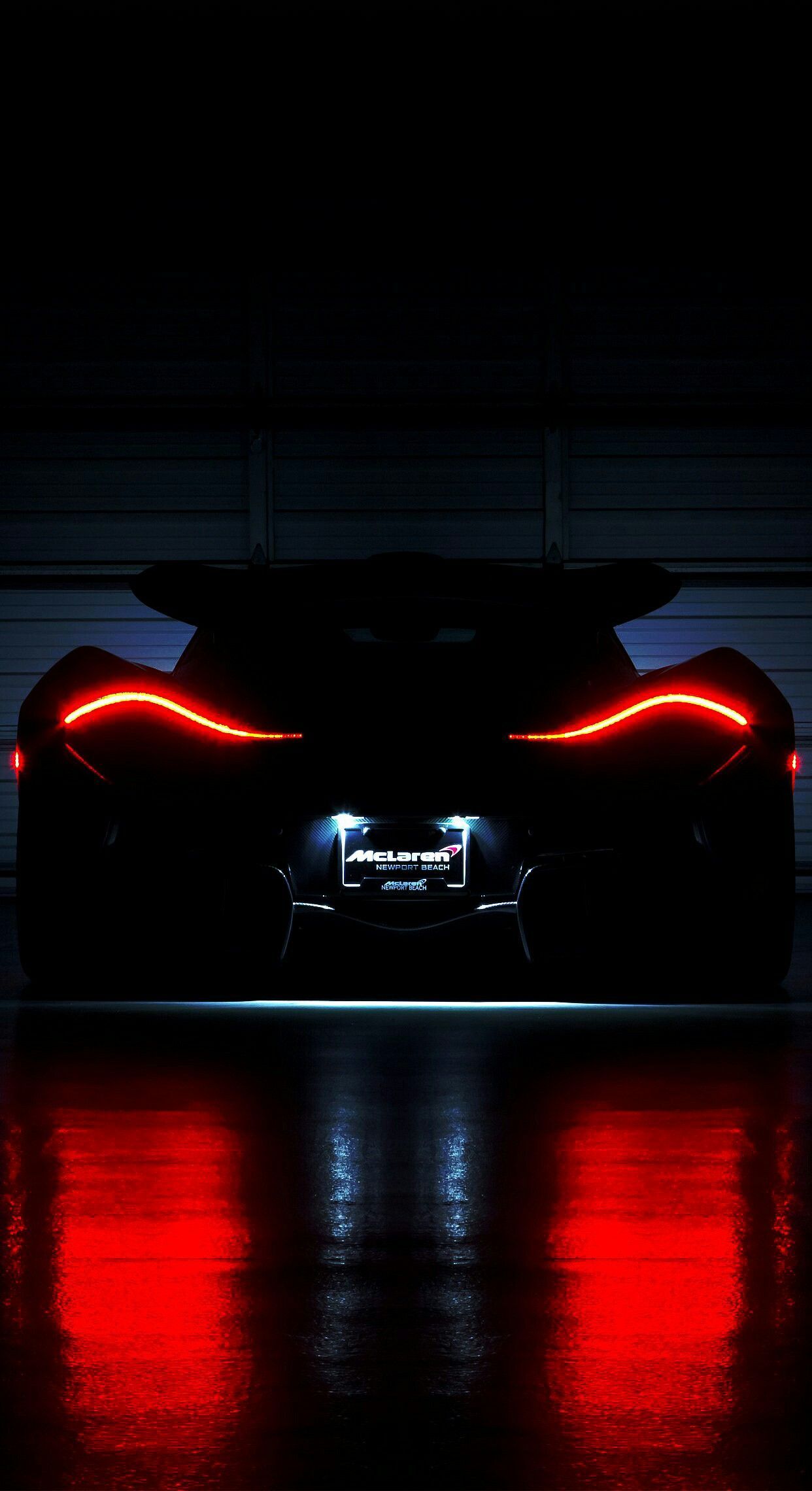 McLaren P1, Rücklichter, Dunkelheit, Rote Spiegelung, Full HD, Handy-Hintergrund im Hochformat