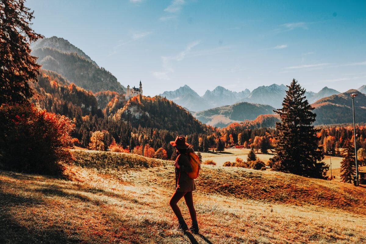 Wanderer, Berge, Herbstlandschaft, Nadelbäume, Tal, Sonnenlicht, Hintergrundbild