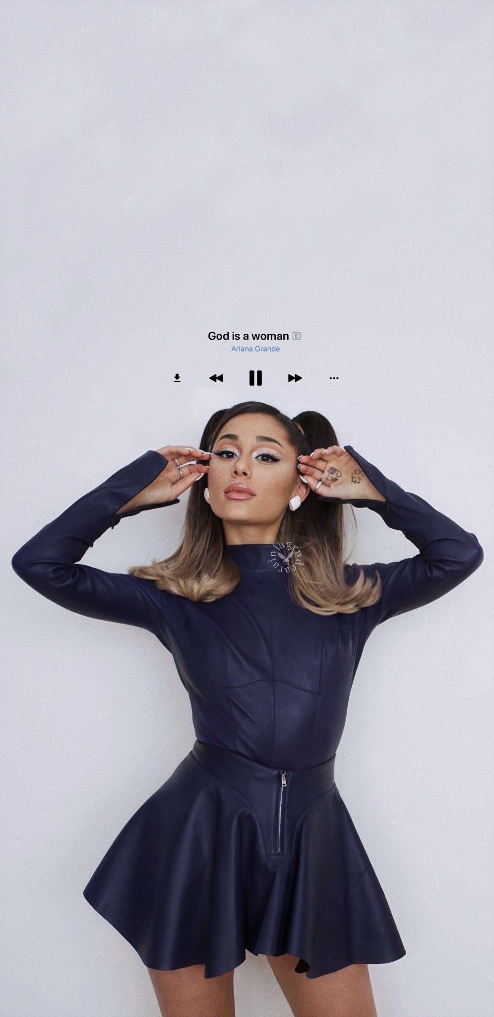 Ariana Grande, Minikleid, Musikplayer, Weißer Hintergrund, Fotoshooting, Sperrbildschirm fürs iPhone