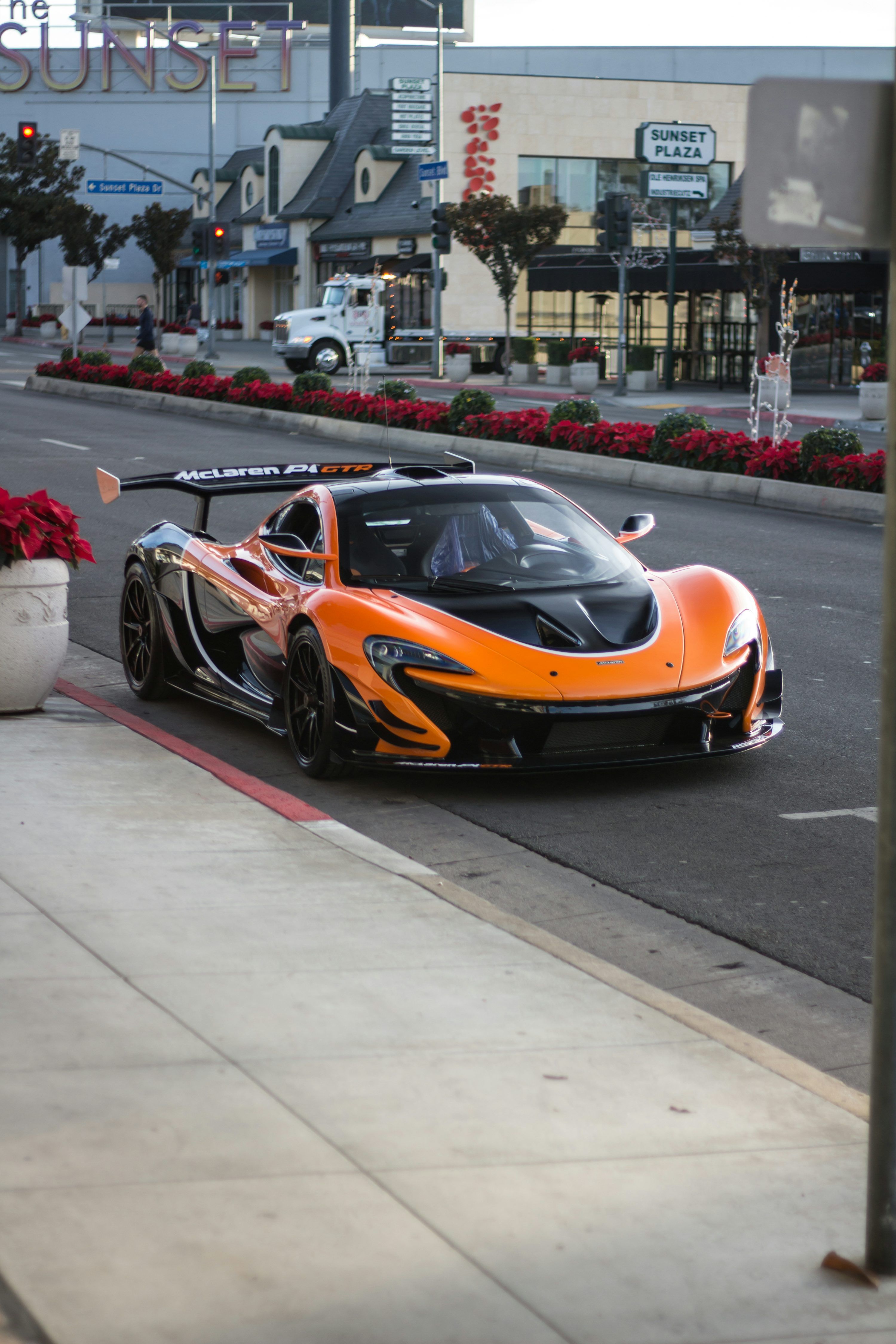 McLaren P1 GTR, Orange, Rennwagen, Straße, Stadt, QHD+, Hintergrundbild fürs Handy
