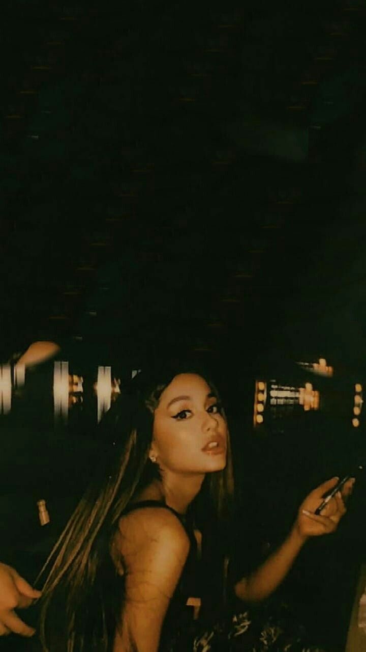 Ariana Grande, Lichterkette, Dunkel, Bokeh, Warmes Licht, HD, iPhone-Hintergrundbild