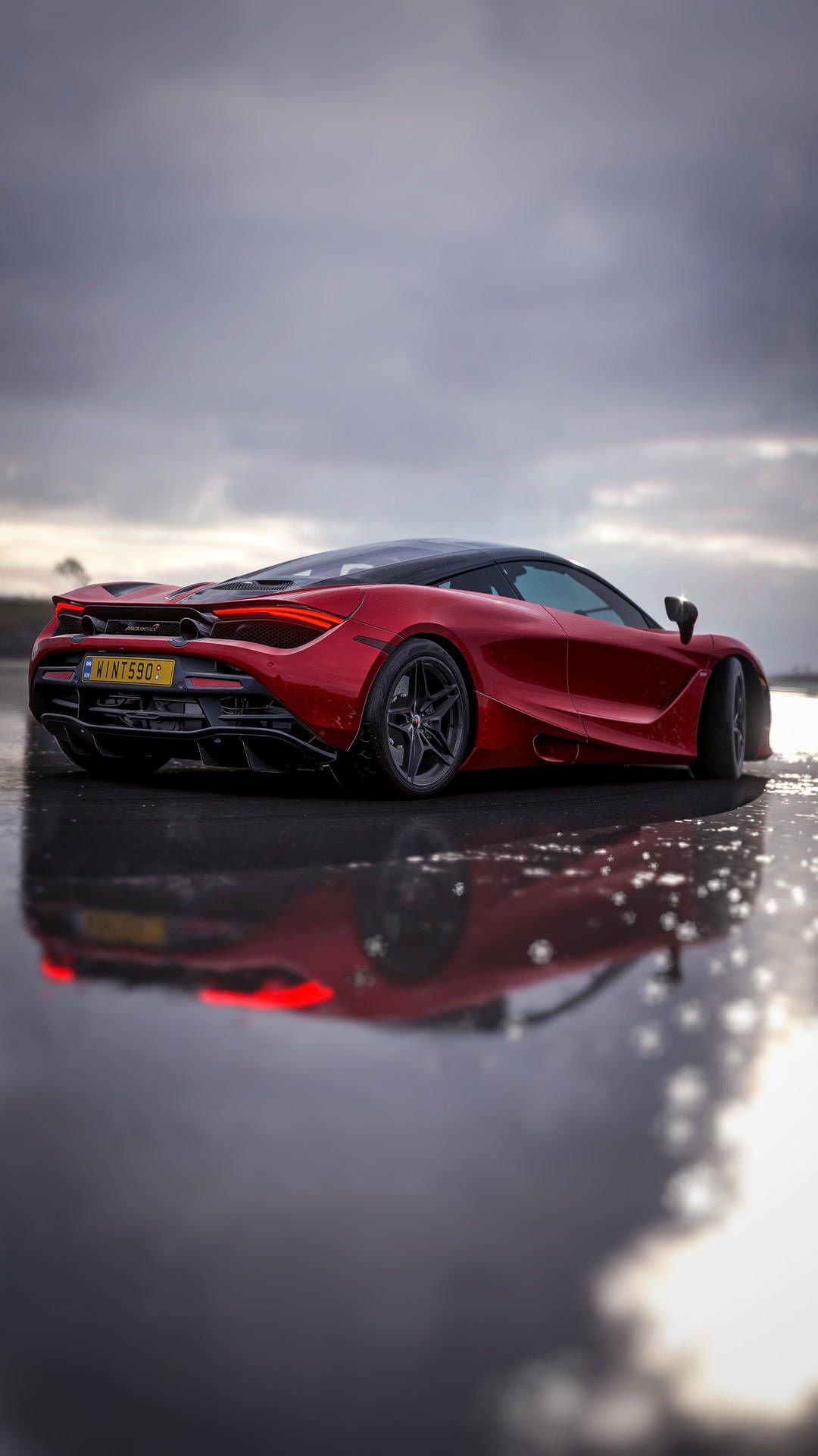 McLaren 720S, Roter Sportwagen, Spiegelung, Nass, Wolken, Full HD, iPhone-Hintergrundbild