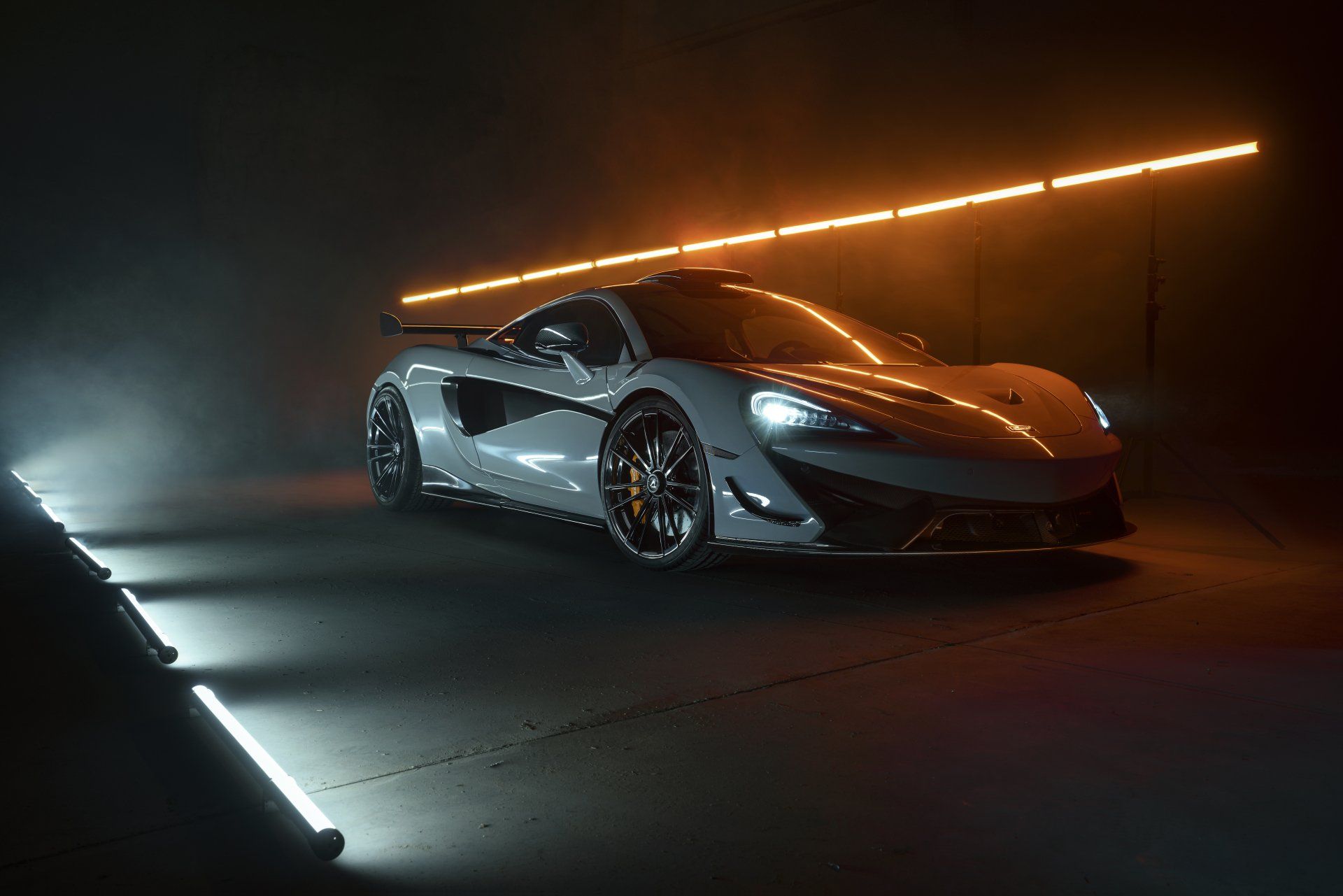 McLaren 720S, Silber, Studio, Oranges Licht, Dunkel, Full HD, Desktop-Hintergrund für Windows