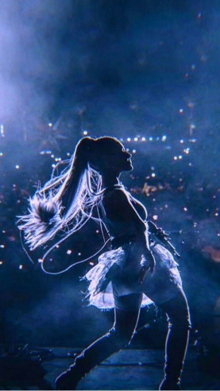 Ariana Grande, Konzert, Bühne, Silhouette, Blau, Hochformat, Hintergrundbild fürs Smartphone