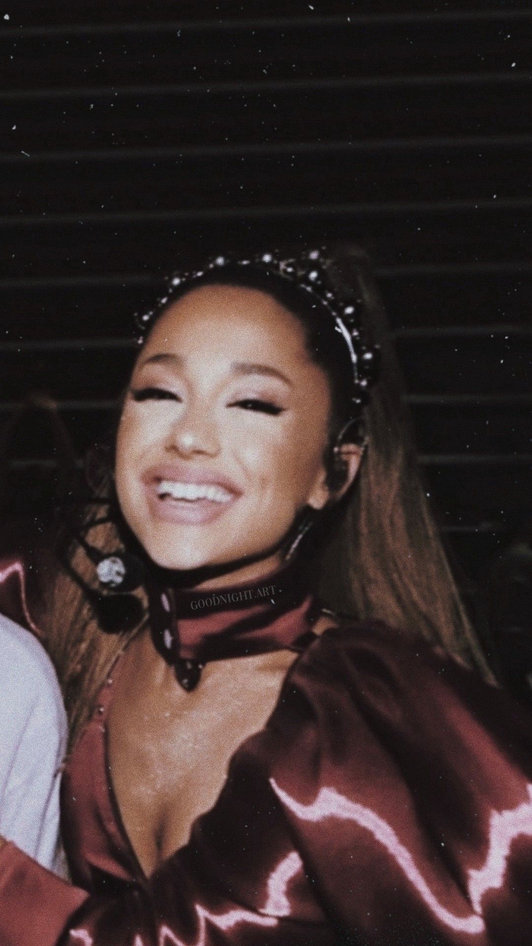 Ariana Grande, Lächeln, Bühne, Porträt, Dunkel, Full HD, Hintergrundbild fürs Handy