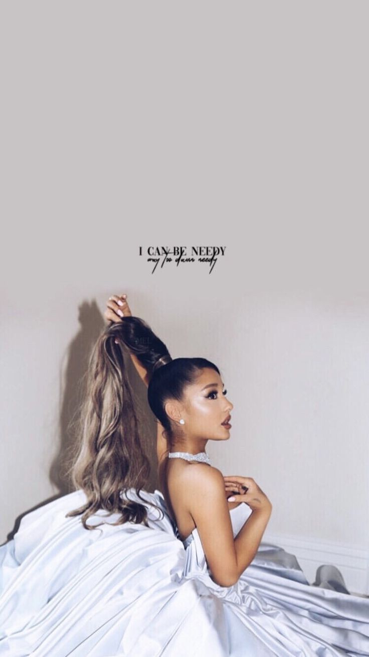 Ariana Grande, Pferdeschwanz, Weißes Kleid, Liedzeile, Hellgrau, HD, Handy-Hintergrundbild