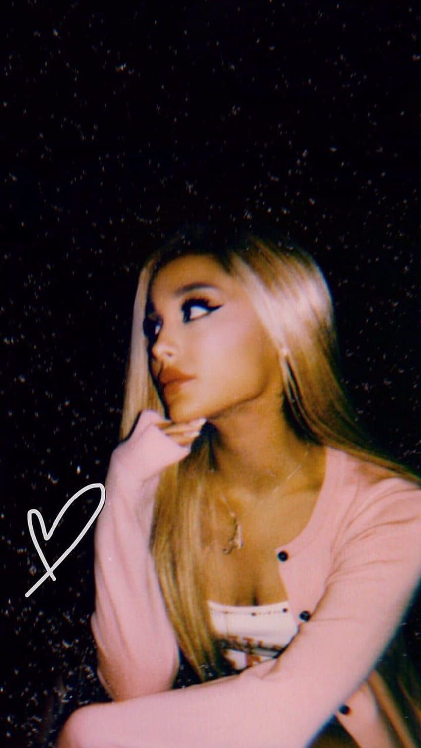 Ariana Grande, Blond, Herz, Schwarzer Hintergrund, Rosa Pullover, Sperrbildschirm fürs iPhone
