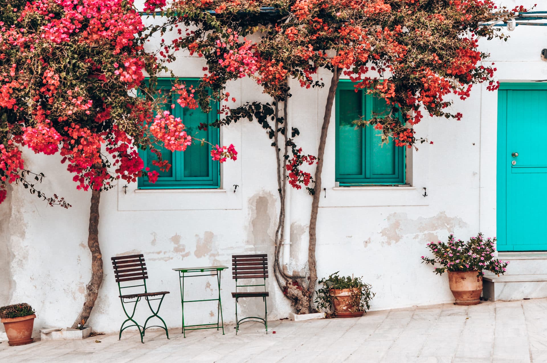 Weißes Haus, Bougainvillea, Türkise Fensterläden, Terrasse, Mediterran, Full-HD-Hintergrundbild für PC