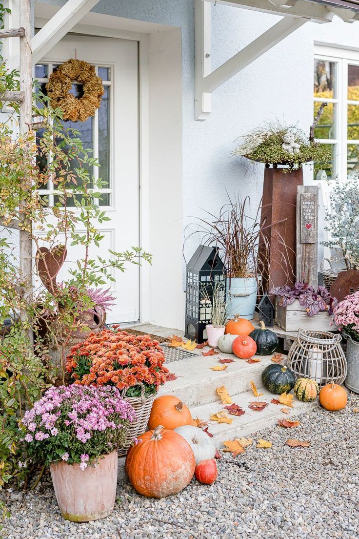 Hauseingang, Kürbisse, Chrysanthemen, Türkranz, Herbstdeko, HD, Handy-Hintergrundbild