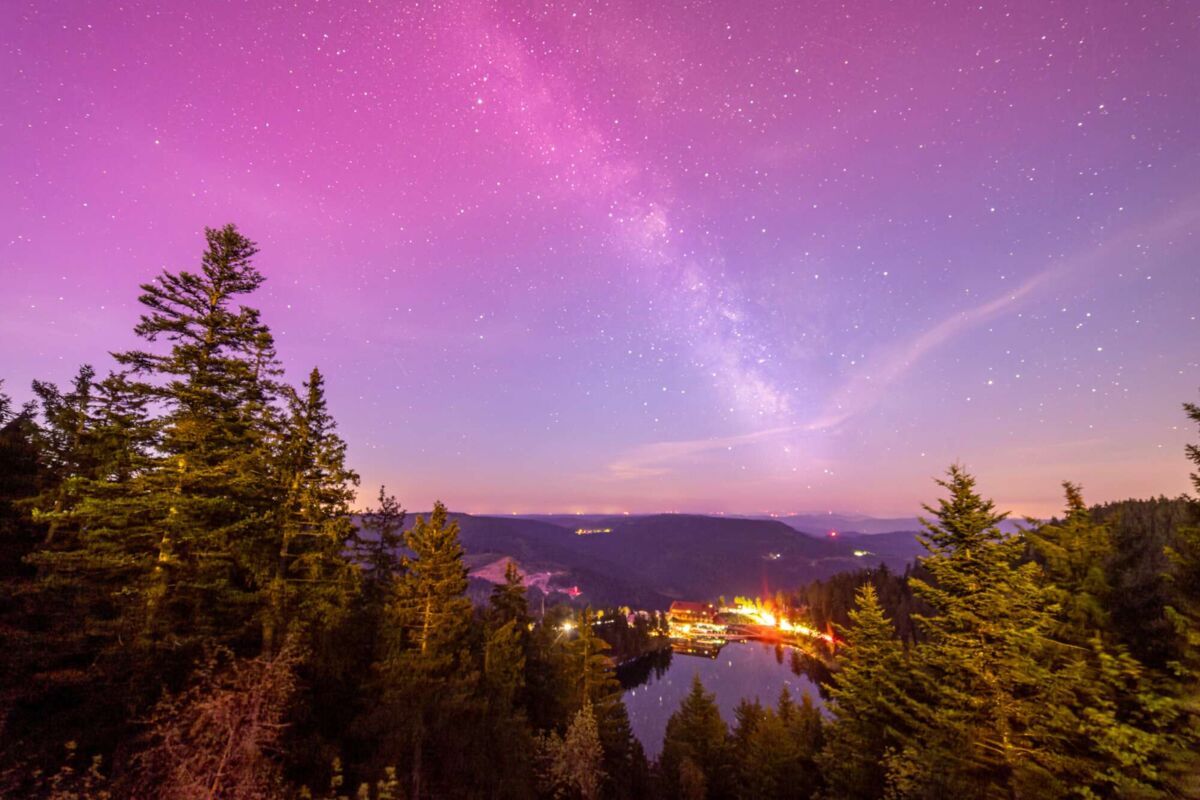 Pinker Himmel, Milchstraße, Wald, Stadtlichter, Nacht, Hintergrundbild