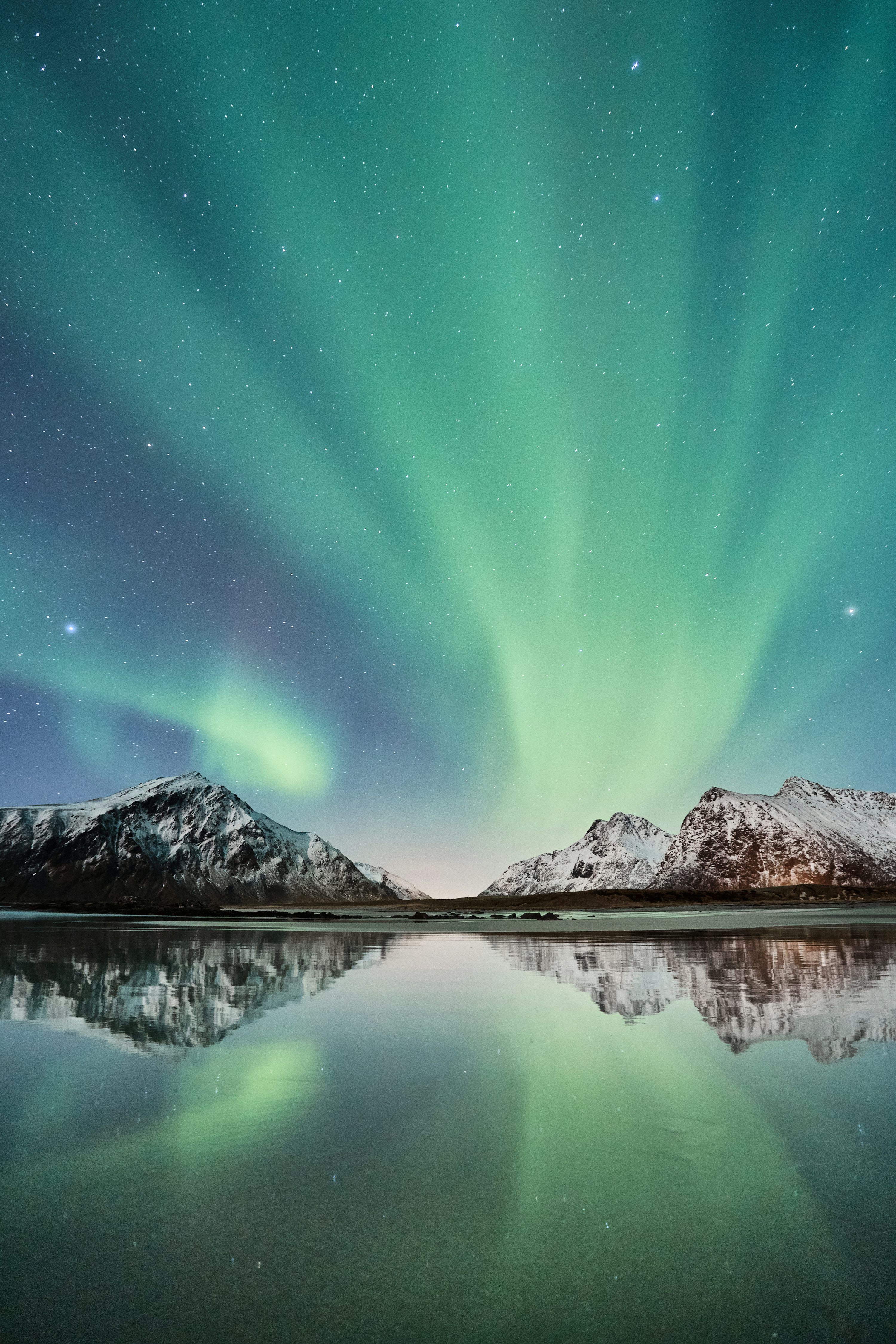 Nordlicht, Berge, Spiegelung, Symmetrie, Grün, QHD+, Sperrbildschirm fürs iPhone
