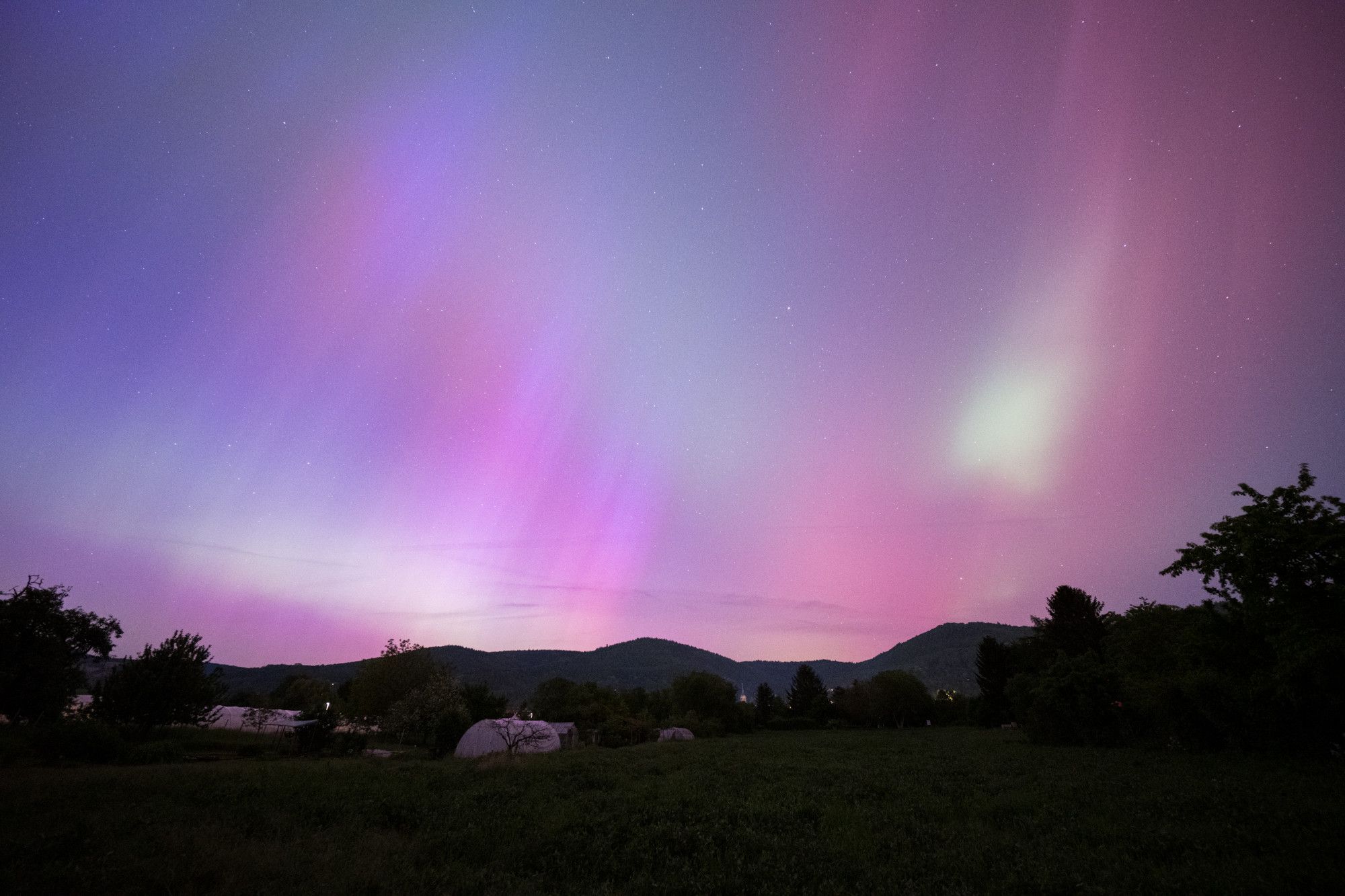 Polarlichter, Rosa, Lila, Dorf, Hügel, Full HD, Desktop-Hintergrund für Windows