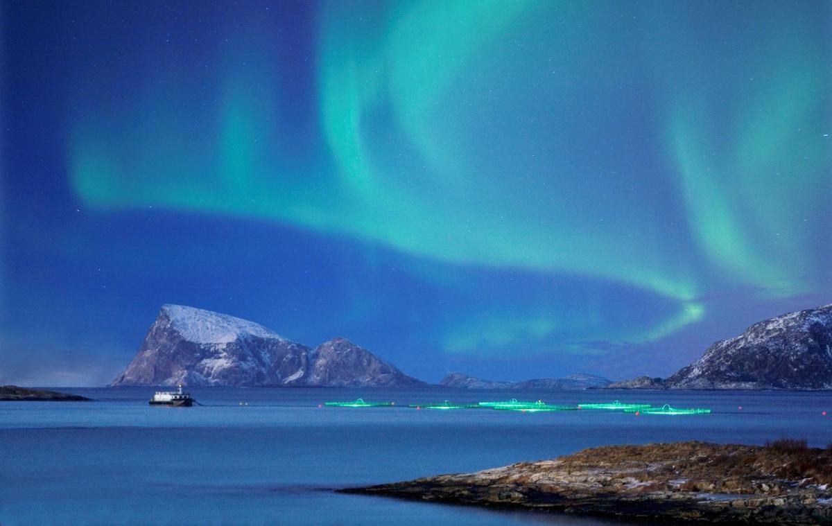 Aurora borealis, Fjord, Verschneite Berge, Boot, Blau, Hintergrundbild