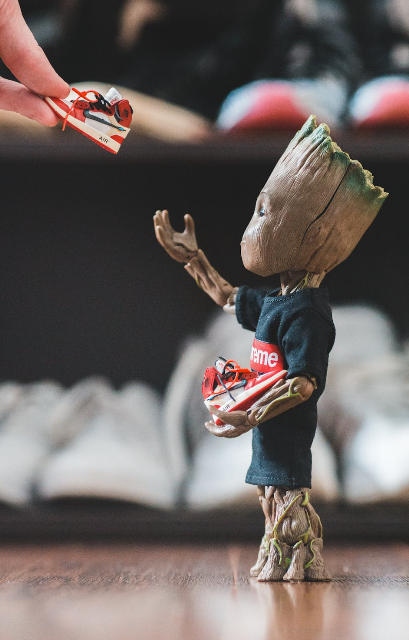 Baby Groot, Figur, Turnschuhe, Hand, Unschärfe, HD, Hintergrundbild fürs Handy
