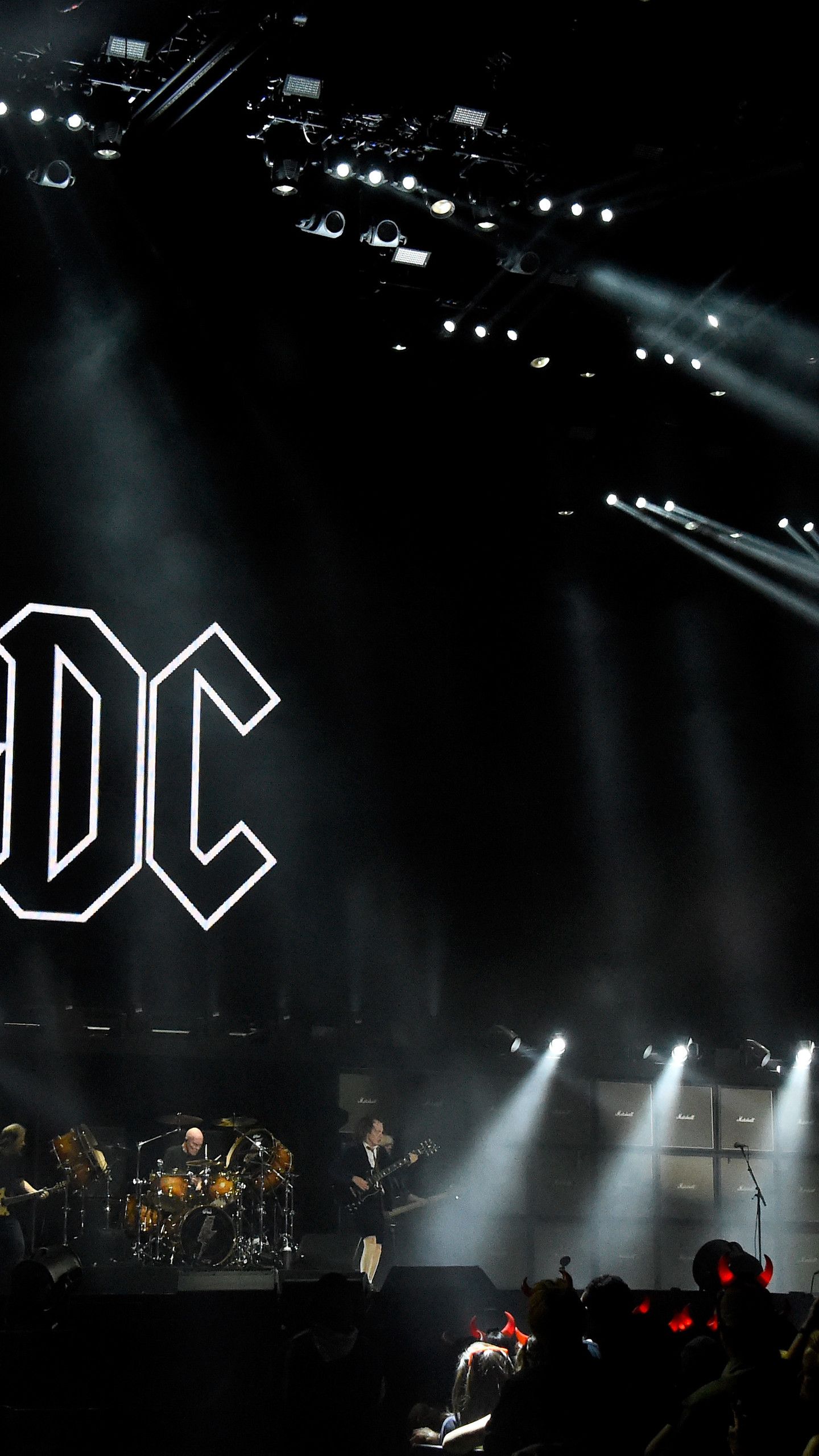 AC/DC, Konzert, Bühne, Scheinwerfer, Dunkel, QHD+, Handy-Hintergrund im Hochformat