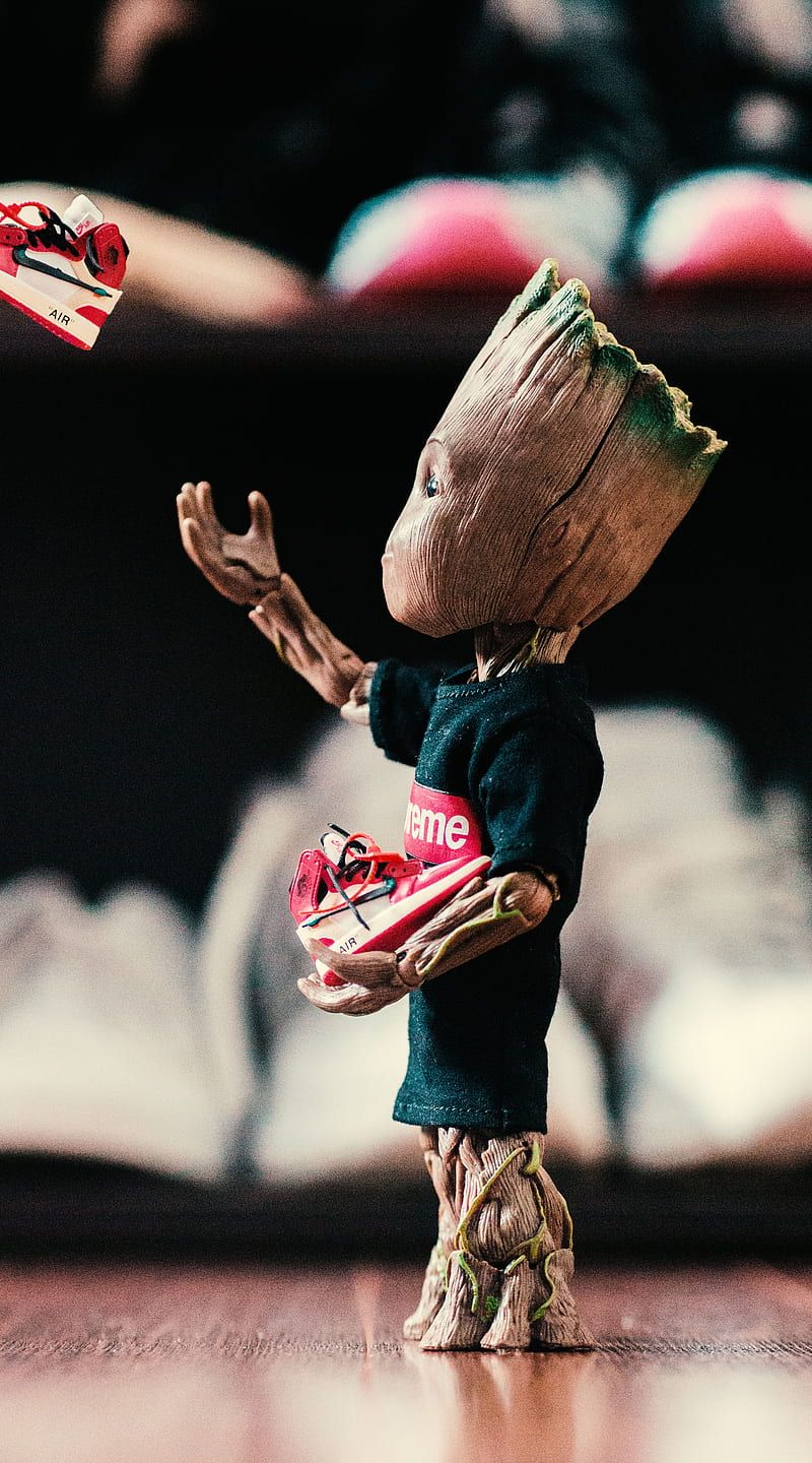 Baby Groot, Groot, Hand, Süßigkeiten, Marvel, Hochformat, Hintergrundbild fürs Smartphone