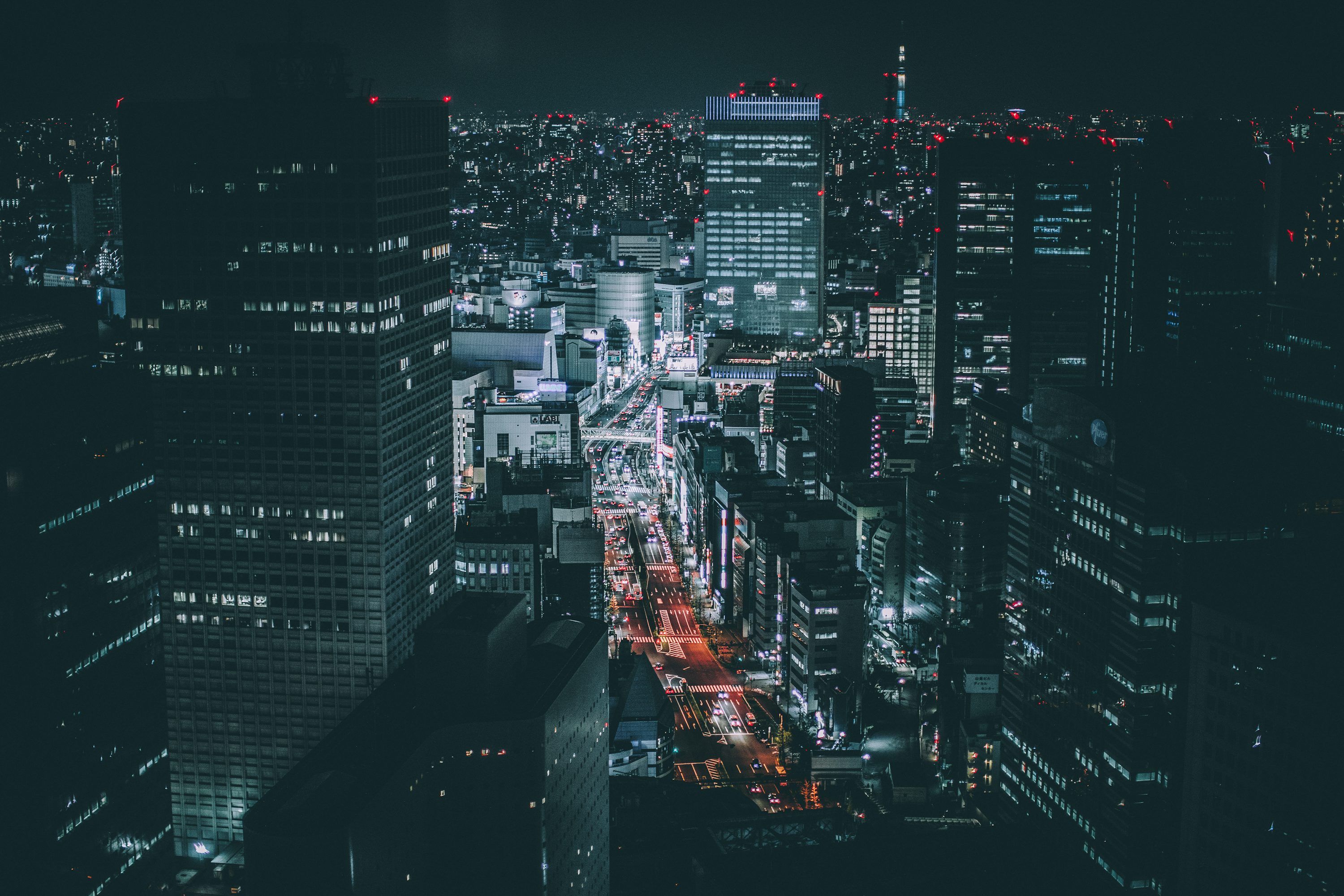 Luftaufnahme, Wolkenkratzer, Stadtverkehr, Nacht, Großstadt, 2K-Hintergrundbild für PC