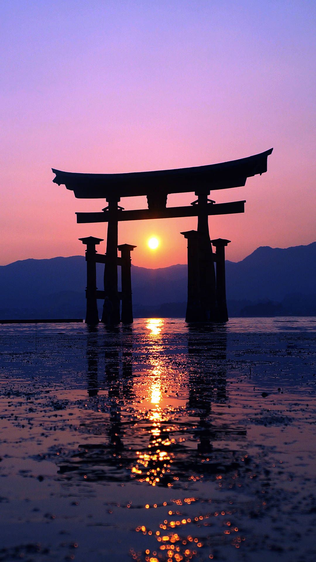 Itsukushima-Schrein, Torii, Sonnenuntergang, Spiegelung, Meer, Miyajima, Full HD, iPhone-Hintergrundbild