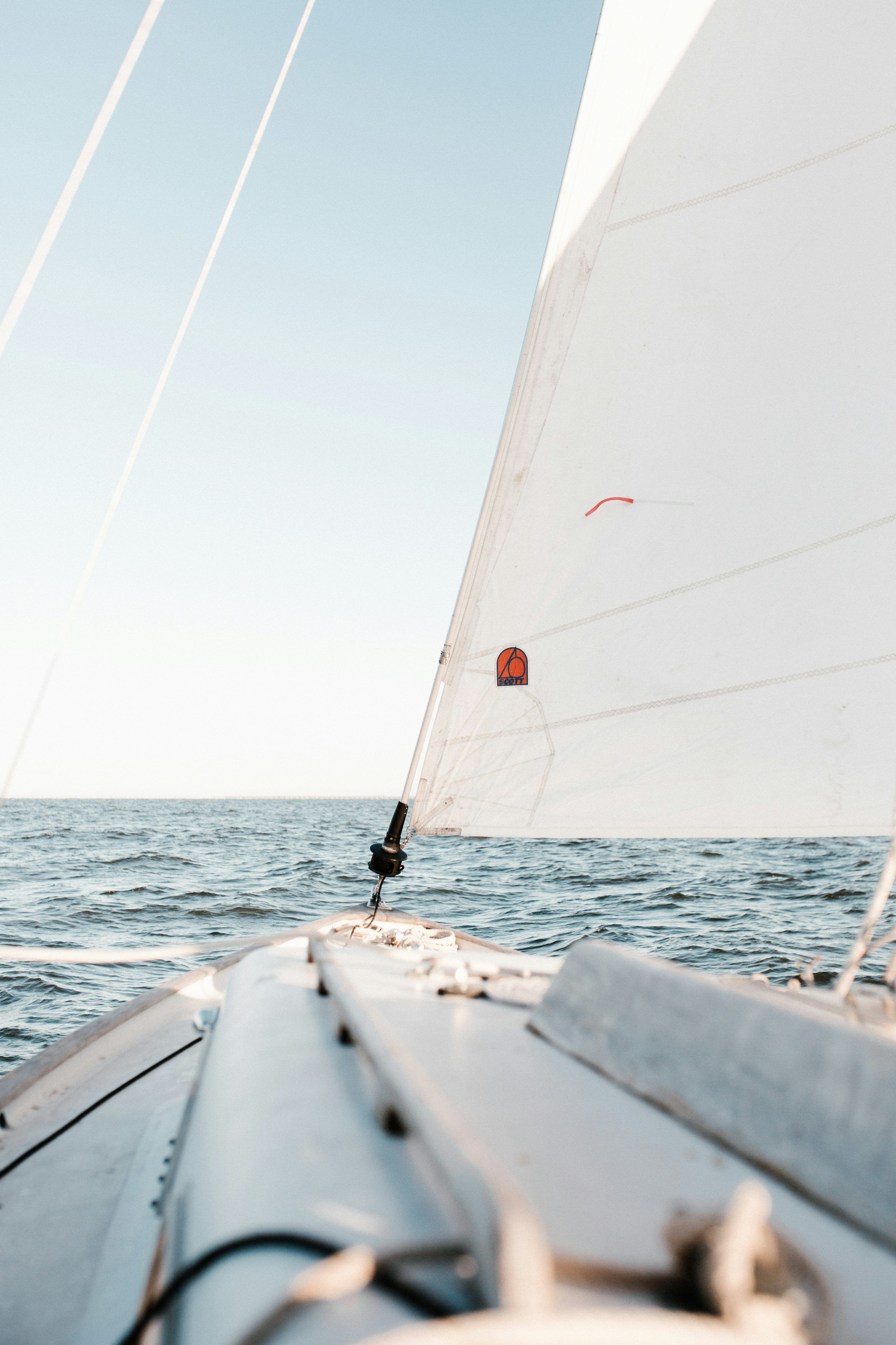 Segelboot, Segel, Bug, Meer, Perspektive, QHD+, Sperrbildschirm fürs iPhone