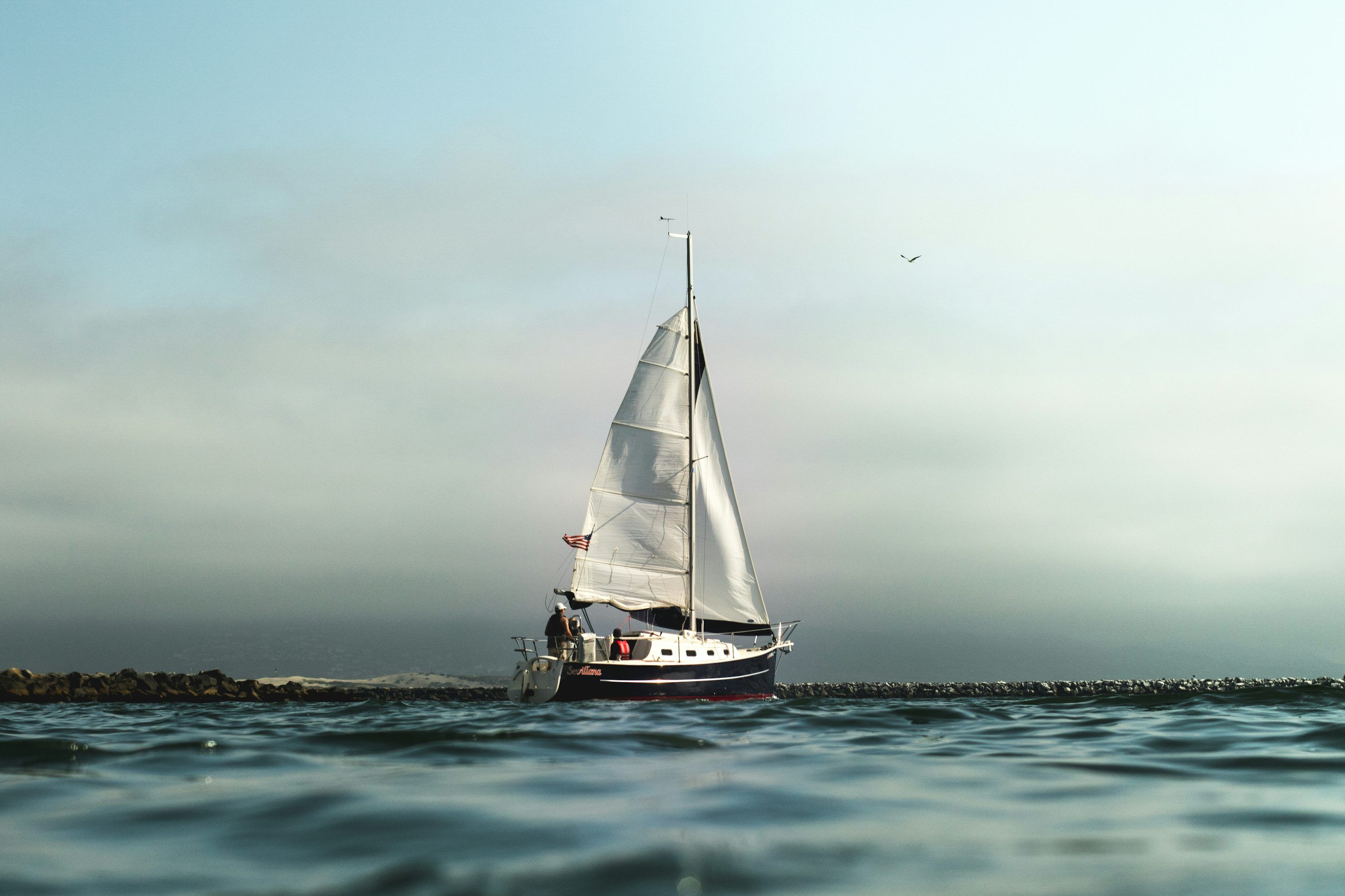 Segelboot, Meer, Bewölkt, Mole, Ruhe, 2K, Hintergrundbild für den PC