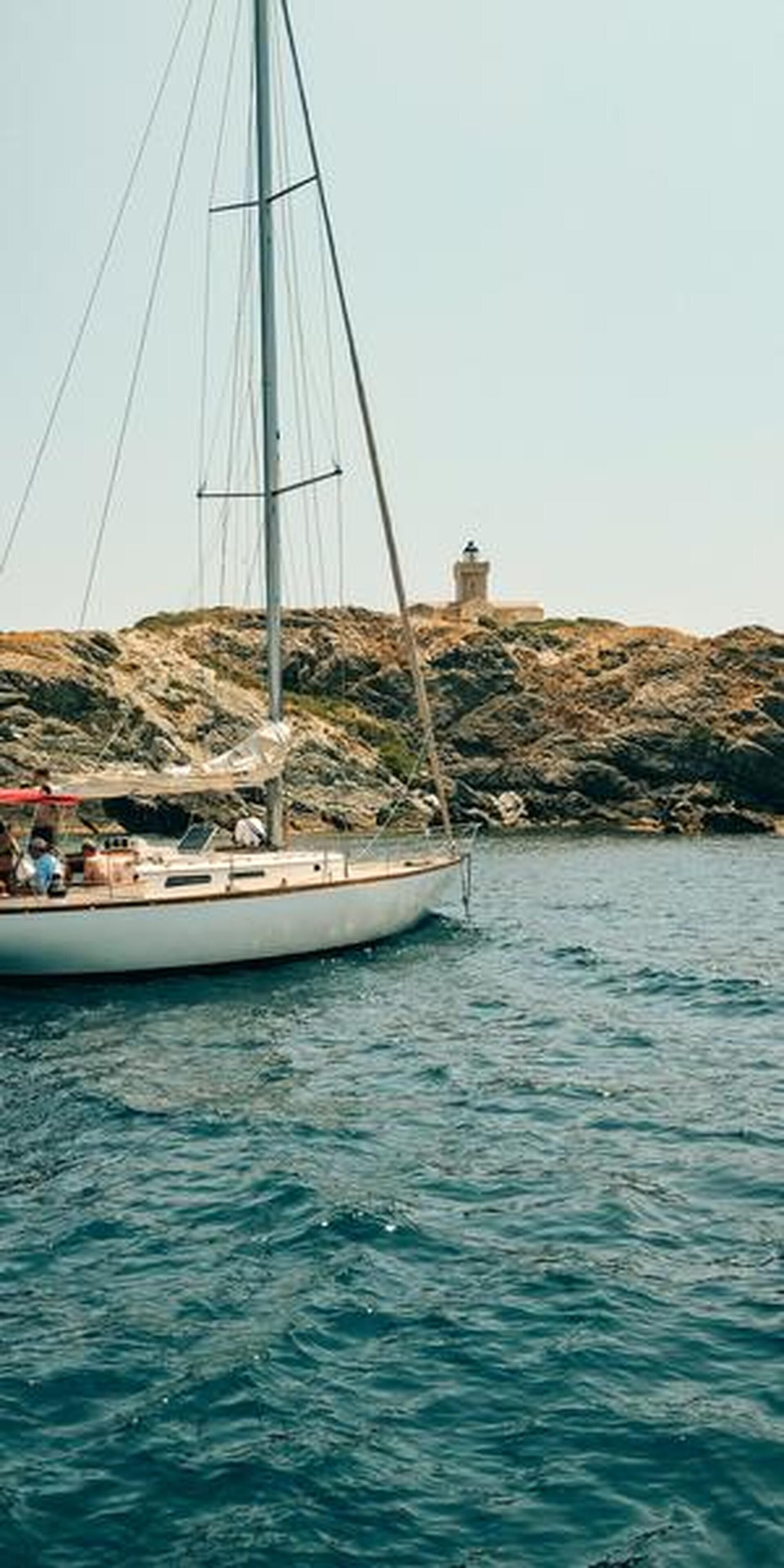 Segelboot, Bucht, Felsküste, Türkis, Sommer, QHD+, Sperrbildschirm fürs iPhone