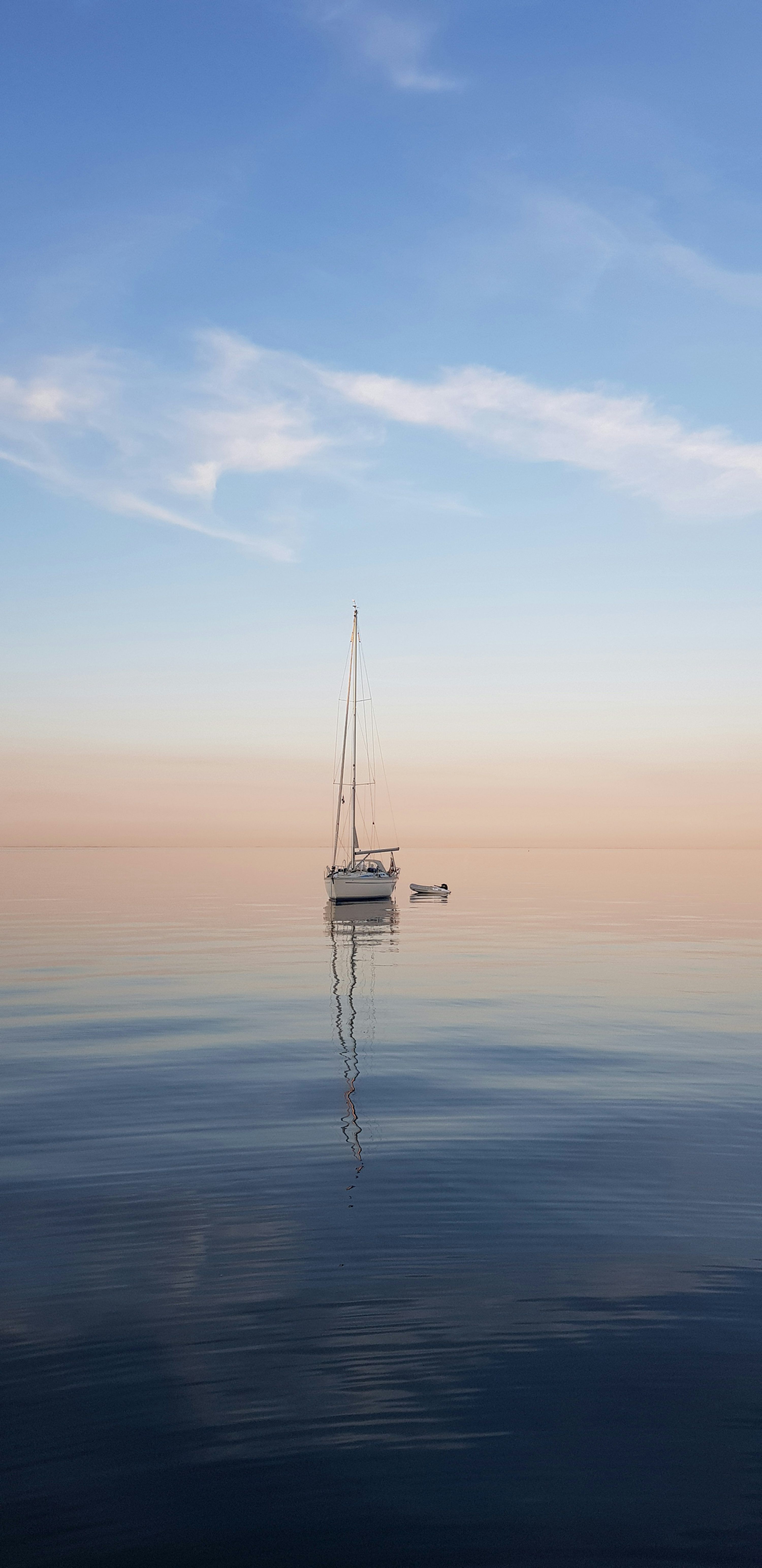 Segelboot, Meer, Horizont, Abenddämmerung, Minimalistisch, QHD+, Handy-Hintergrund