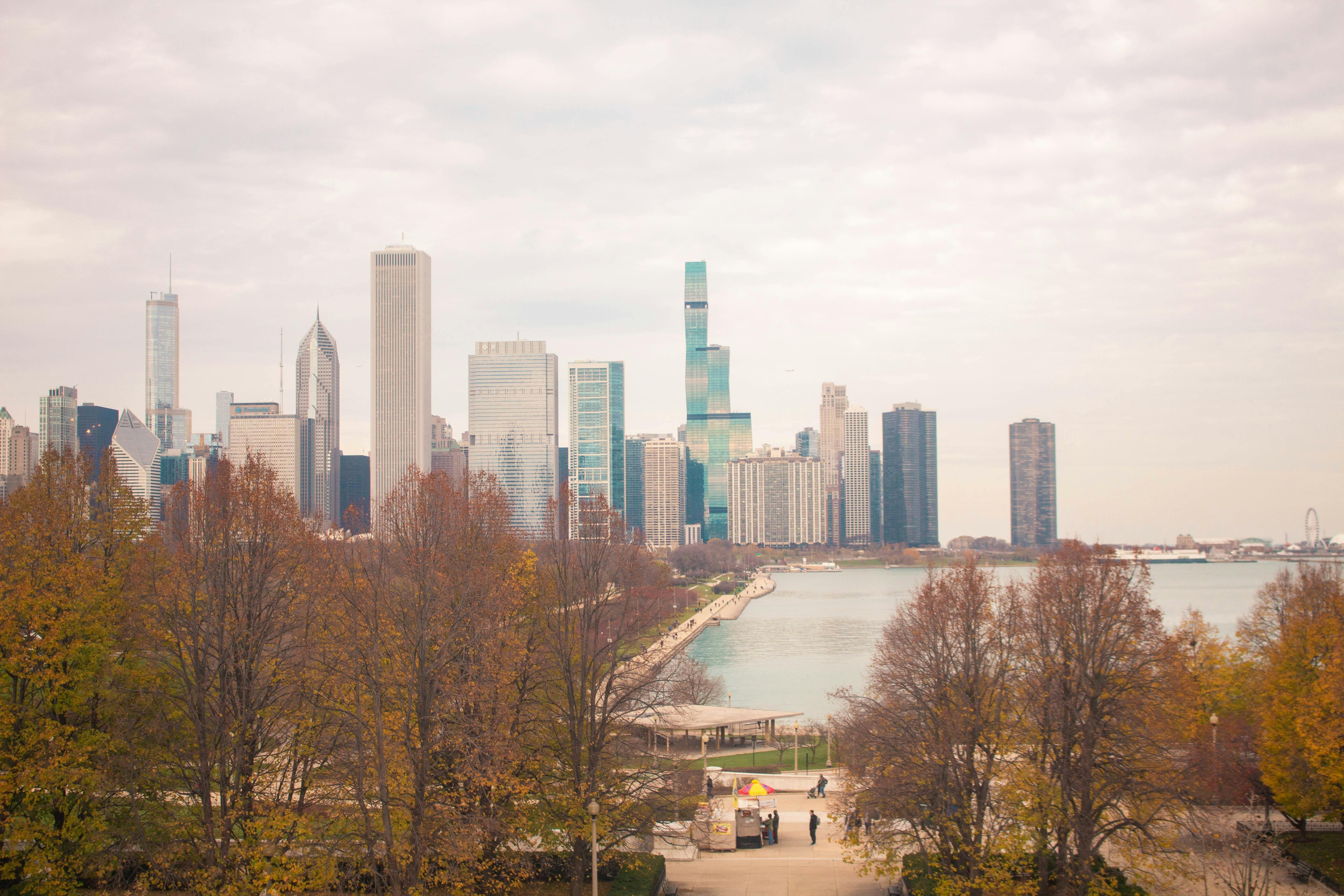 Chicago, Lake Michigan, Wolkenkratzer, Herbst, Bewölkter Himmel, Park, 5K-Hintergrundbild für PC