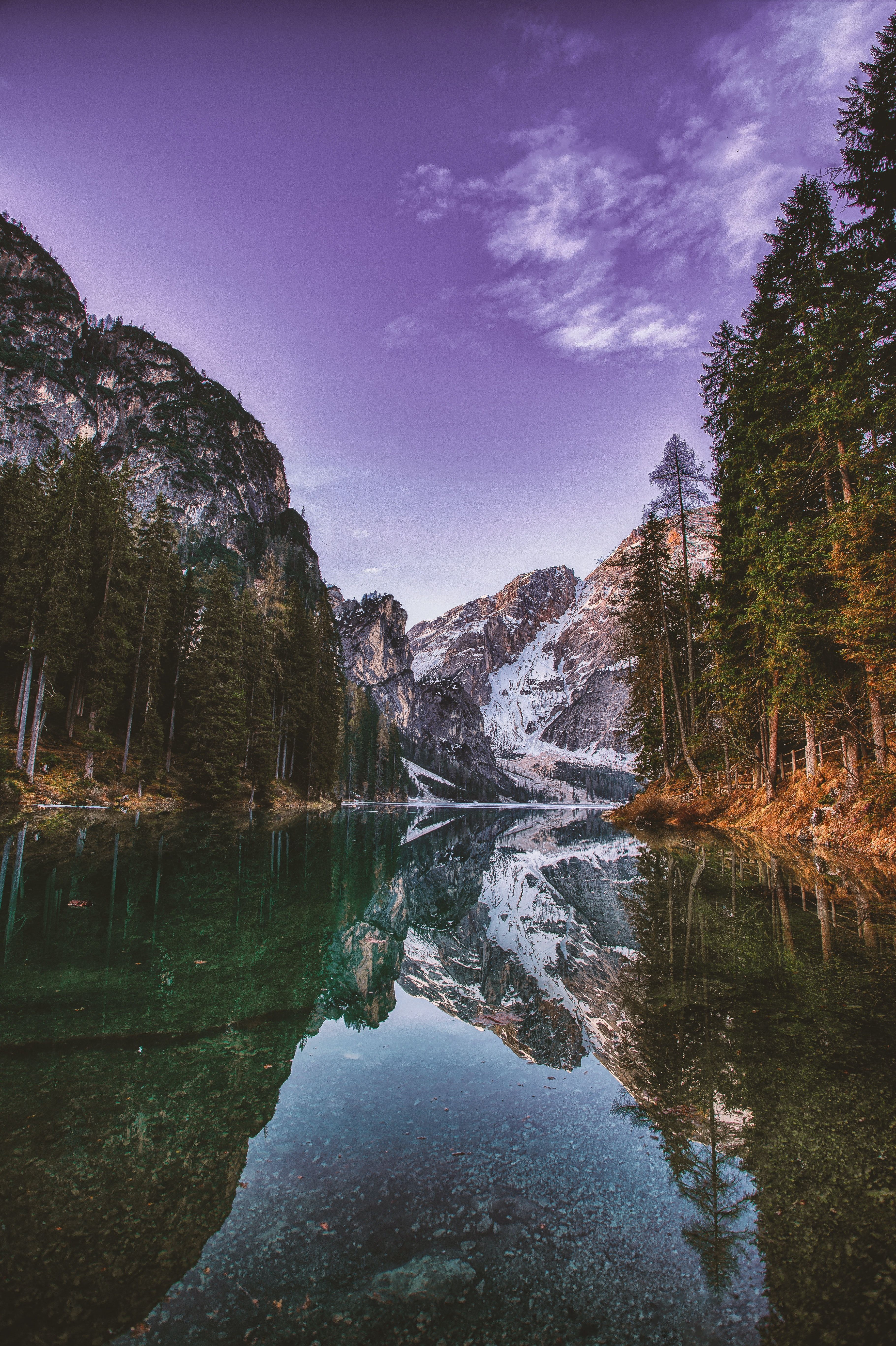 Bergsee, Wald, Felswände, Spiegelung, Lila Himmel, QHD+, Sperrbildschirm fürs iPhone