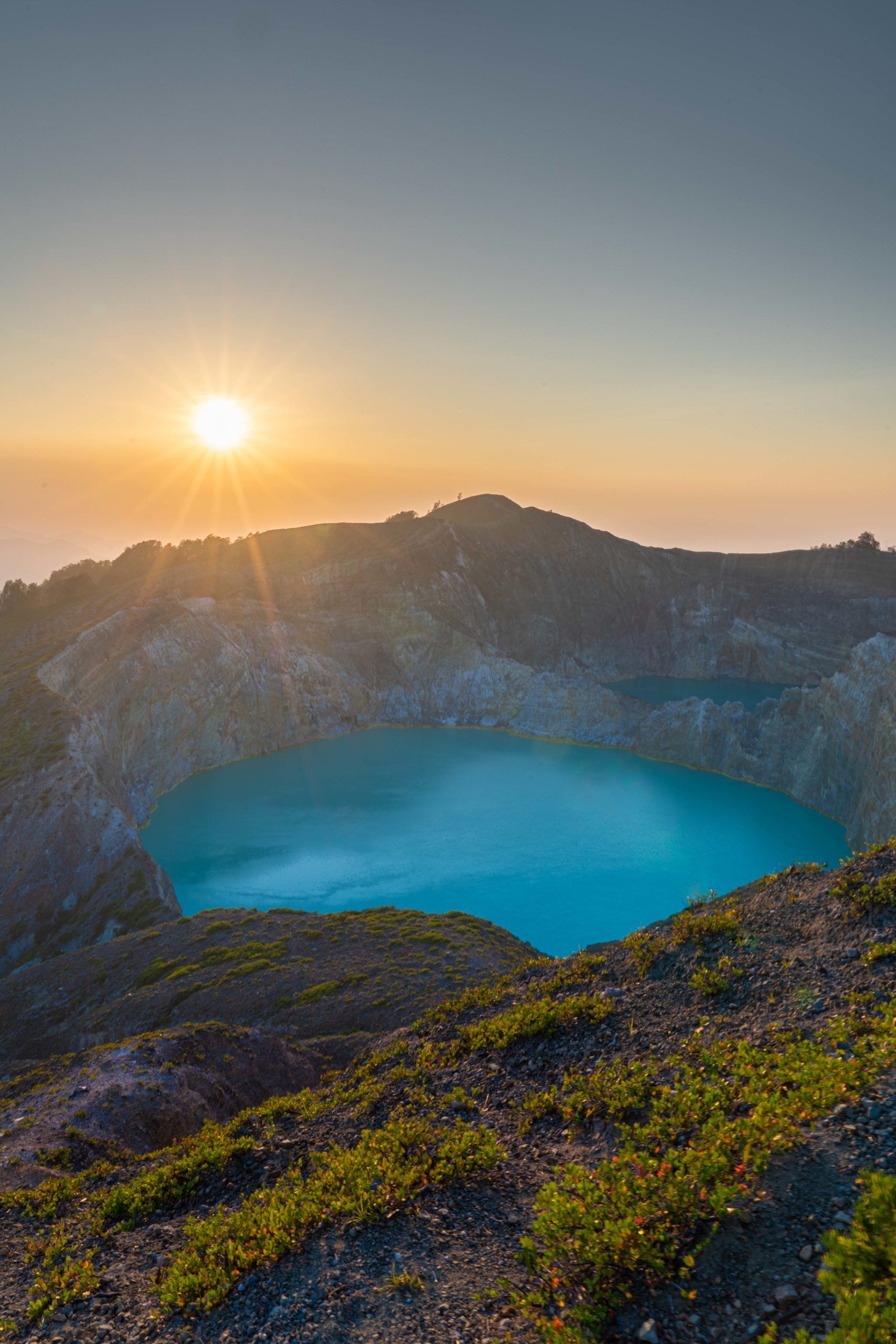 Kratersee, Sonnenuntergang, Berge, Türkises Wasser, QHD+, iPad-Hintergrundbild