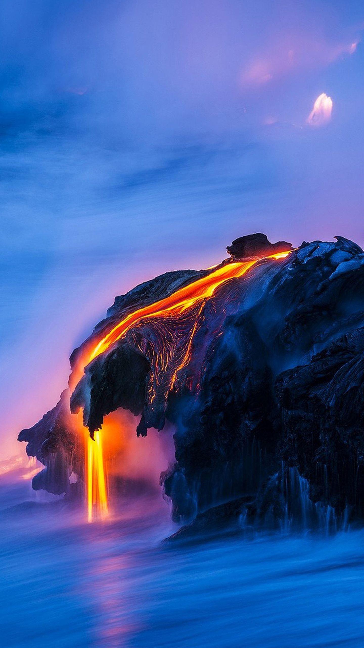 Lava, Vulkan, Meer, Blaue Stunde, QHD+, Hintergrundbild fürs Handy