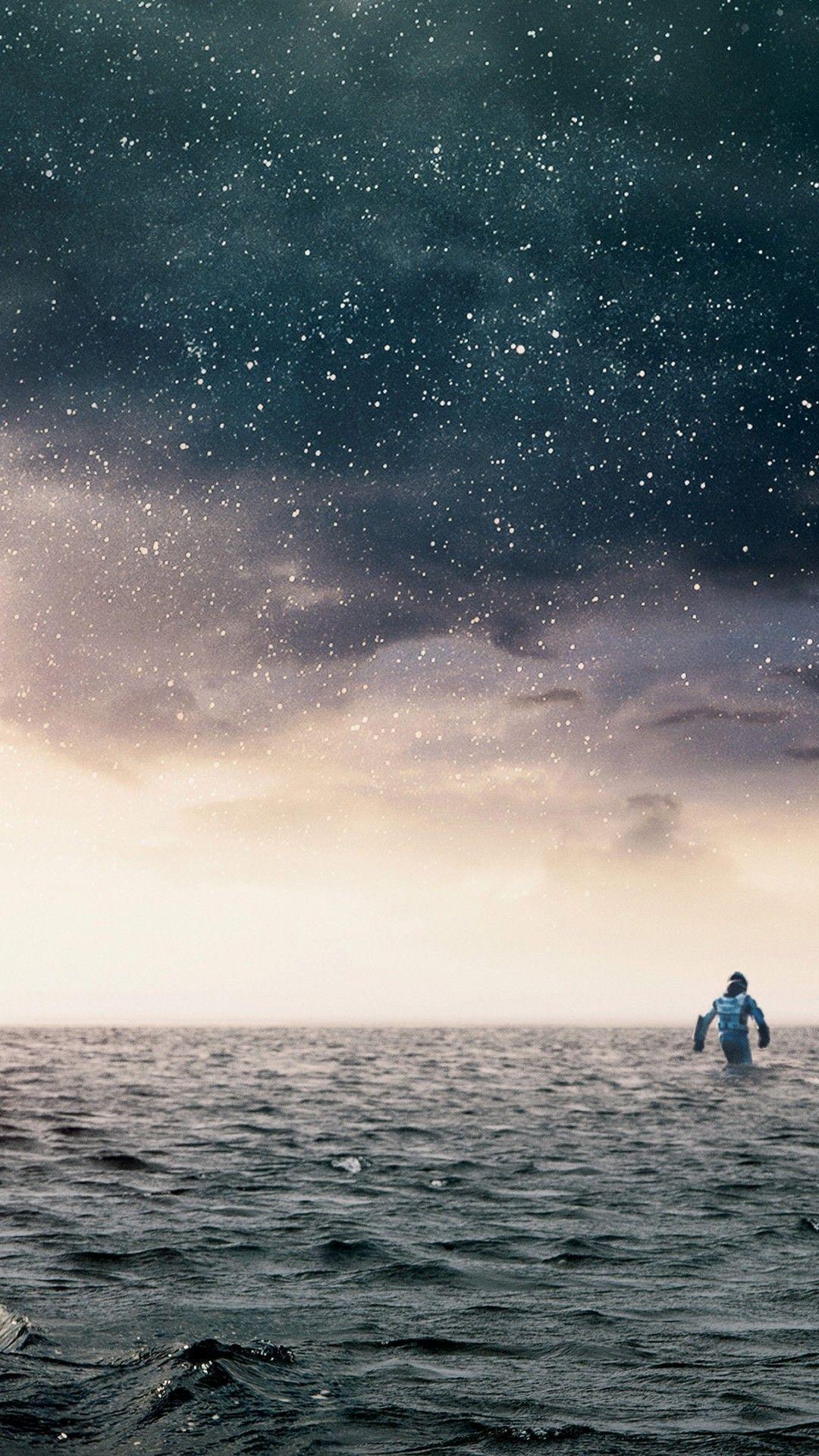 Meer, Sternenhimmel, Mensch im Wasser, Wolken, Düster, Hochformat, Hintergrundbild fürs Smartphone