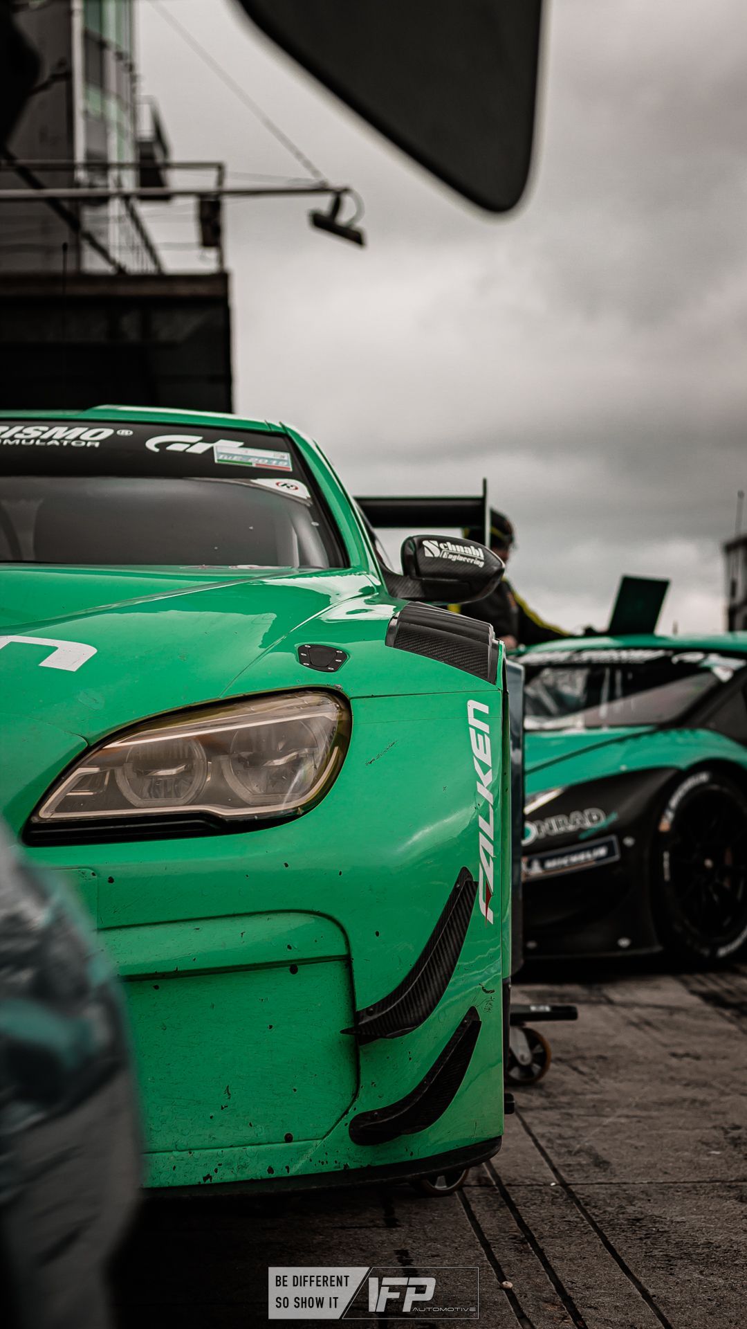 Rennwagen, Grün, Boxengasse, Motorsport, Full HD, Handy-Hintergrund im Hochformat