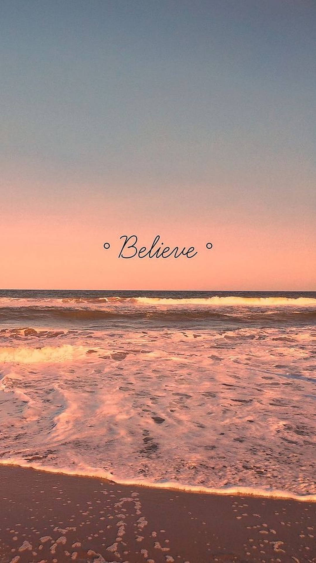 Believe, Schriftzug, Strand, Wellen, Sonnenuntergang, Hochformat, Hintergrundbild fürs Smartphone