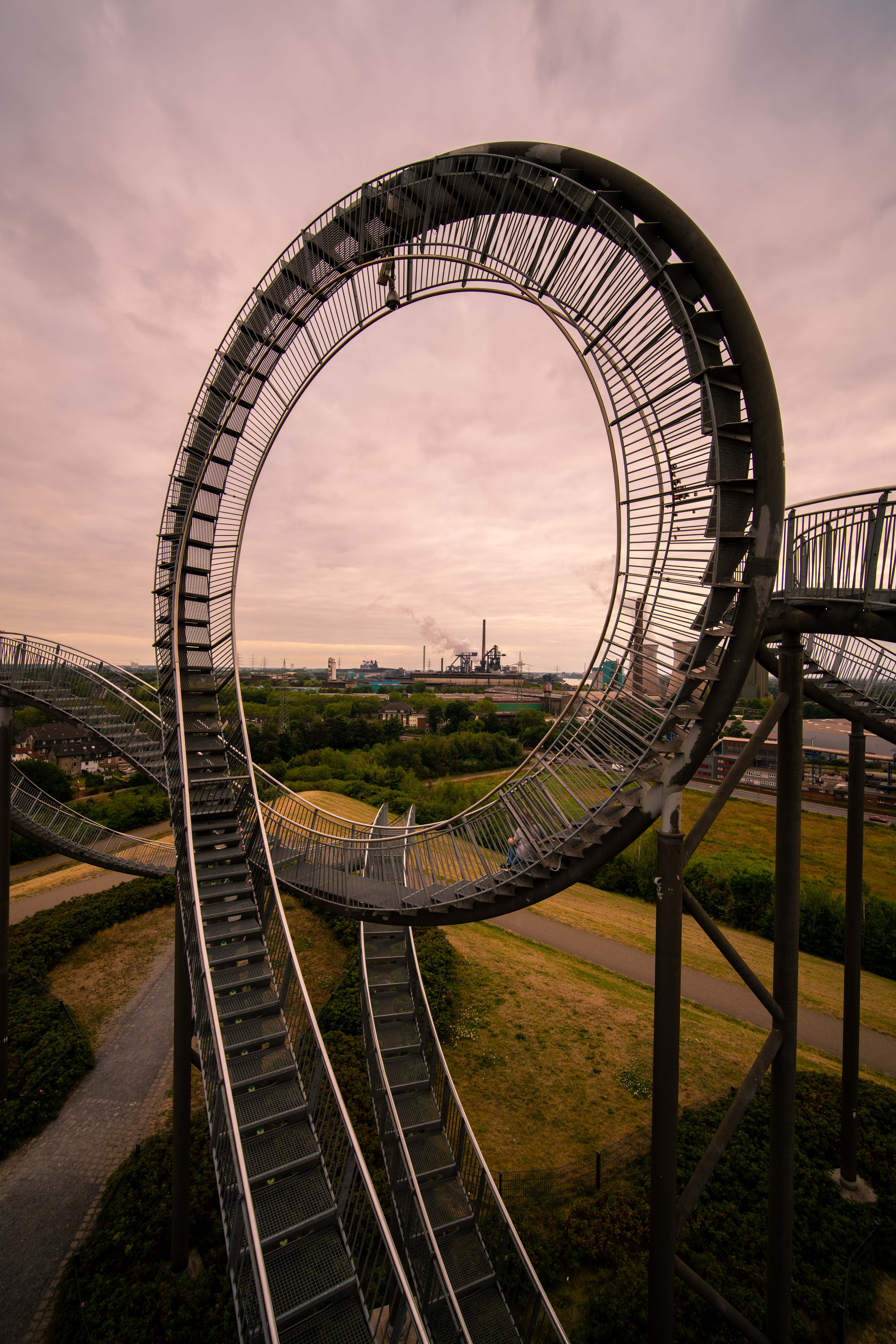 Tiger & Turtle, Duisburg, Achterbahn-Skulptur, Looping, Dämmerung, Hintergrundbild fürs iPad