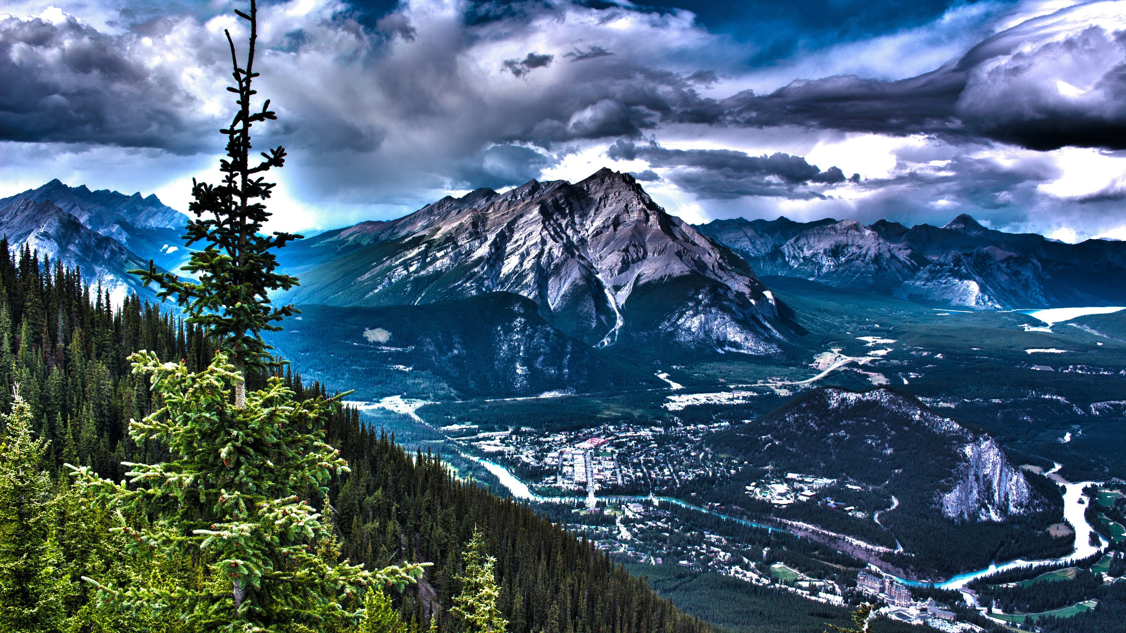 Rocky Mountains, Tal, Fluss, Dramatischer Himmel, Nadelbäume, 4K, Windows-Hintergrundbild