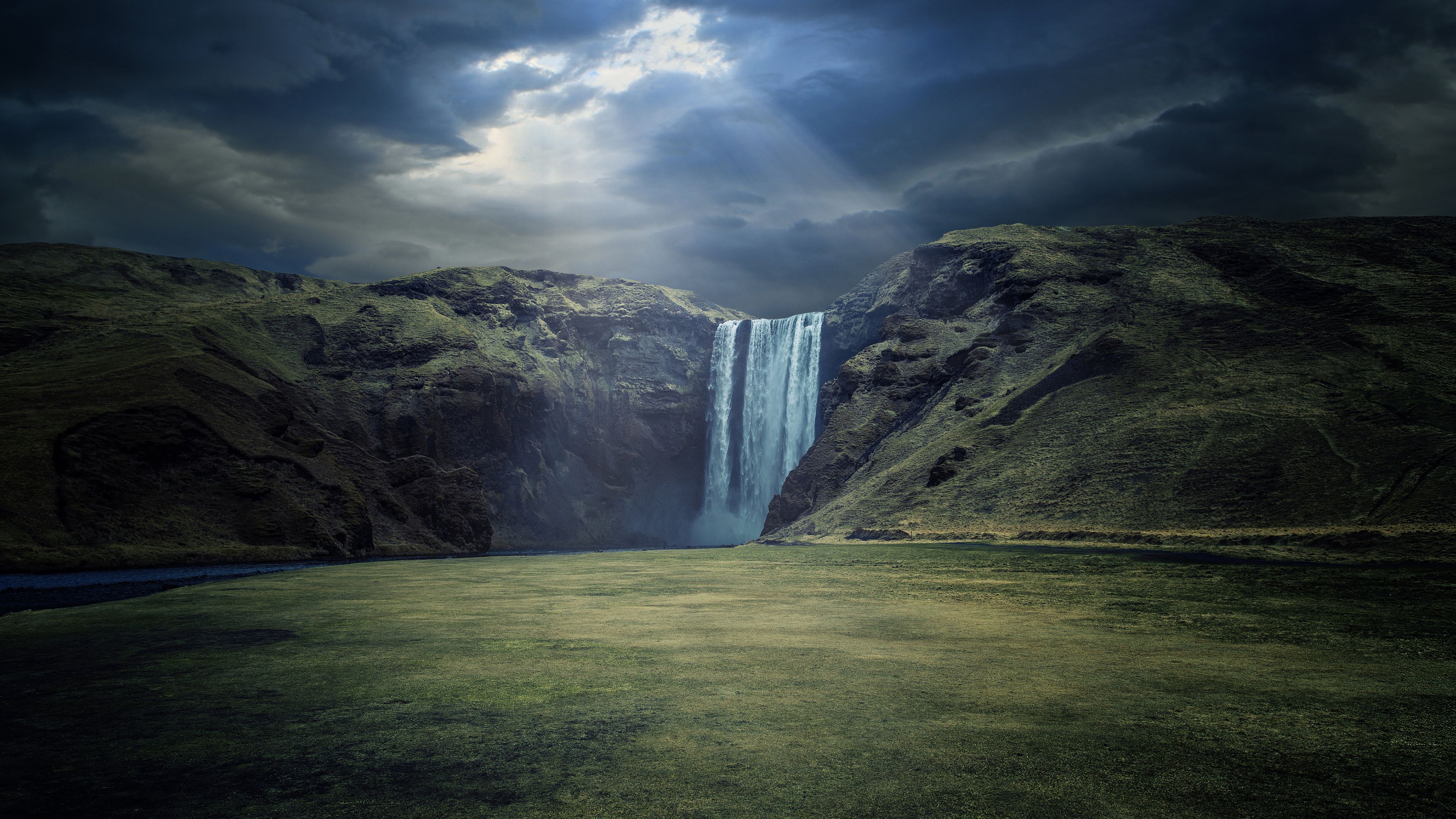 Wasserfall, Dramatischer Himmel, Grüne Wiese, Sonnenstrahlen, 4K, Laptop-Hintergrundbild