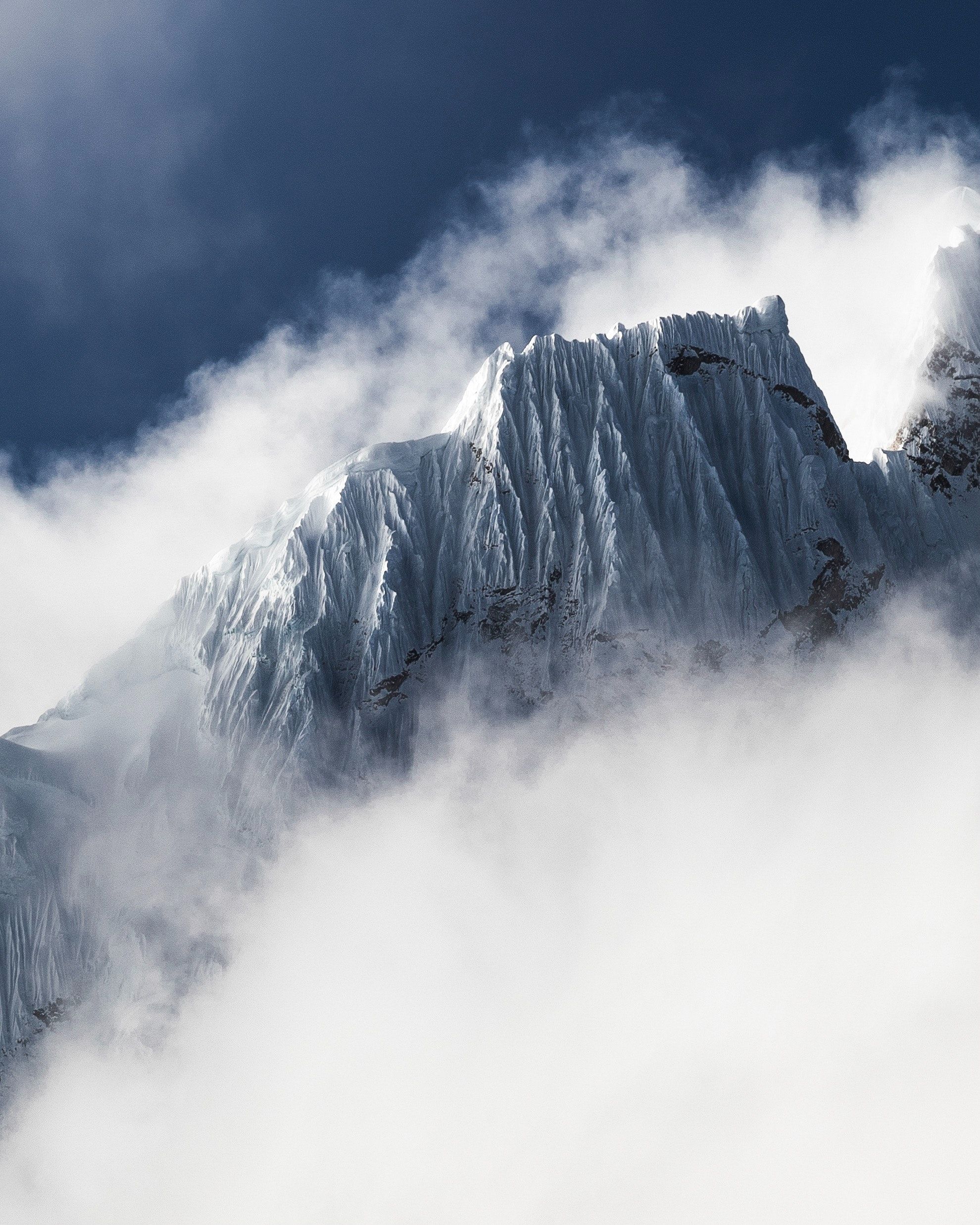 Berggipfel, Wolken, Nebel, Schnee, QHD+, iPad-Hintergrundbild
