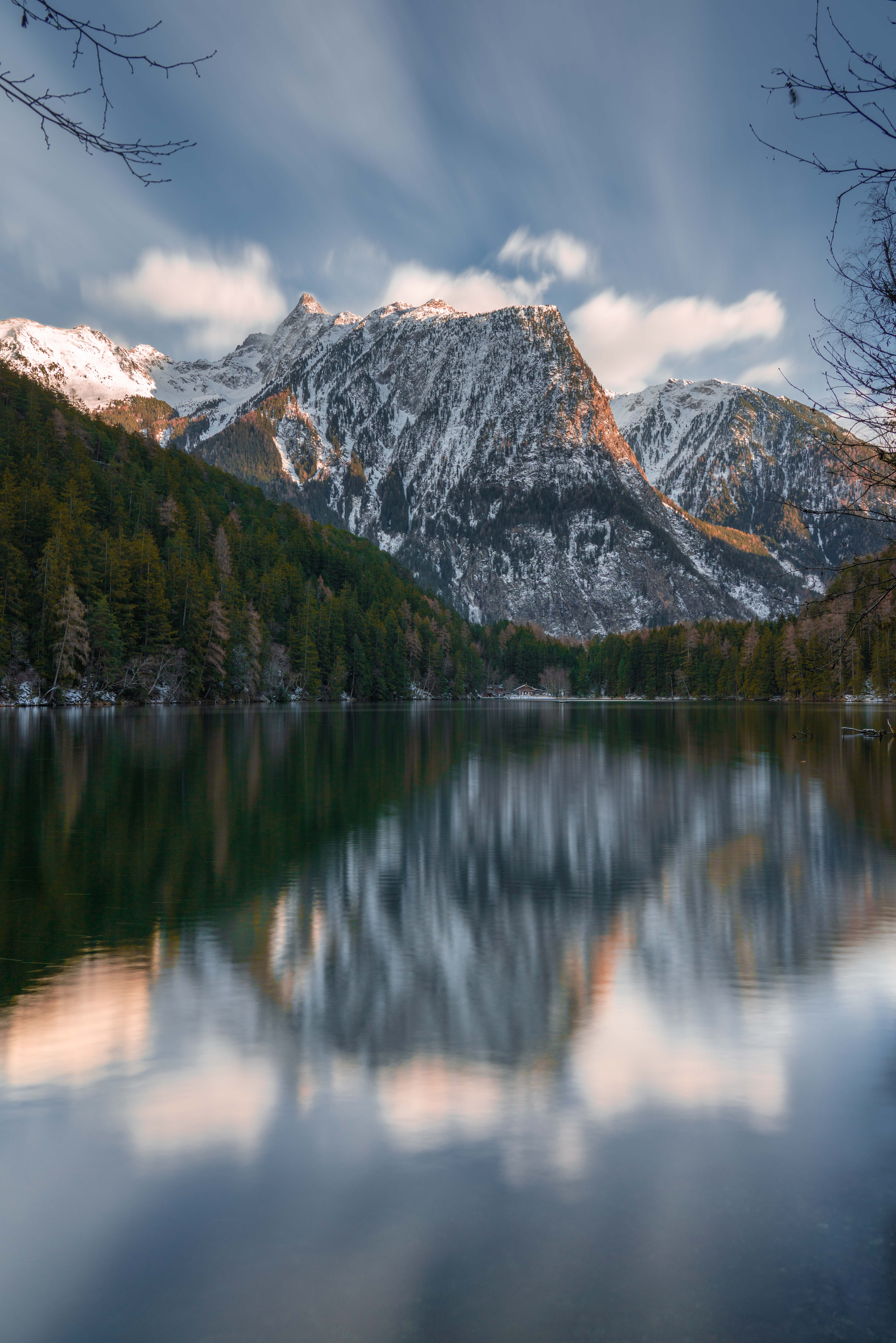 Berge, Bergsee, Spiegelung, Wolken, QHD+, iPad-Hintergrundbild