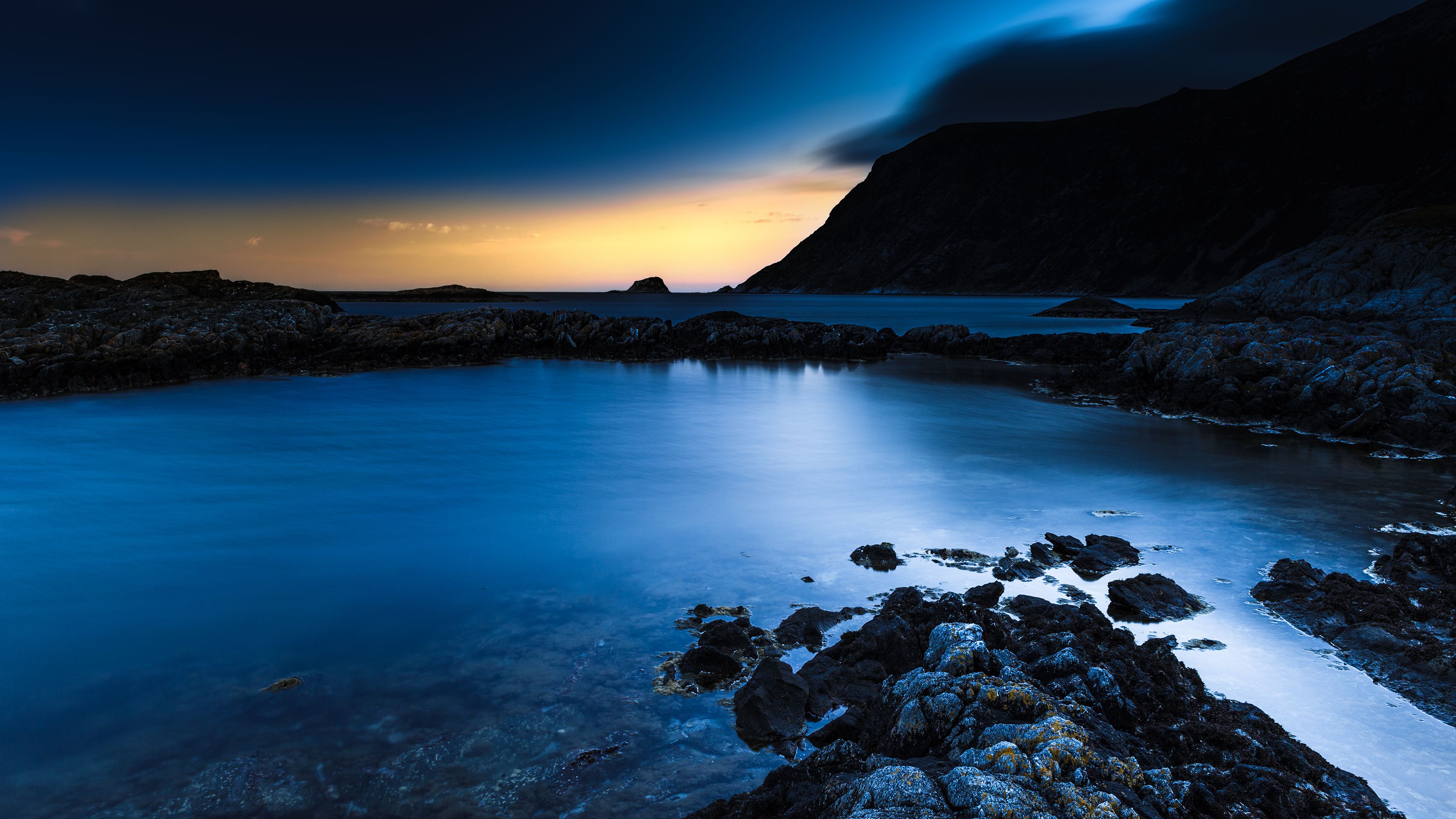 Felsenküste, Blaue Stunde, Wasser, Langzeitbelichtung, 16:9, 4K-Hintergrundbild für den Desktop