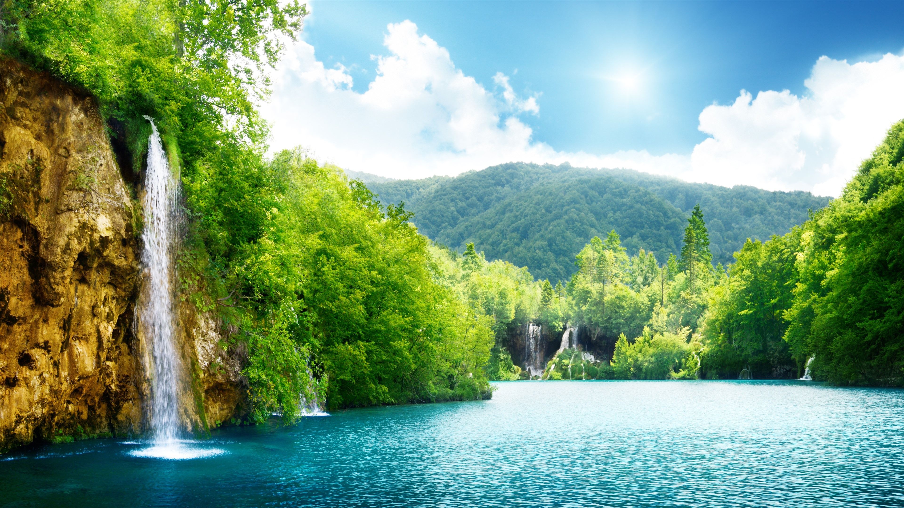 Wasserfall, Türkiser See, Grüner Wald, Sonne, 3840x2160, 4K-Hintergrundbild für PC