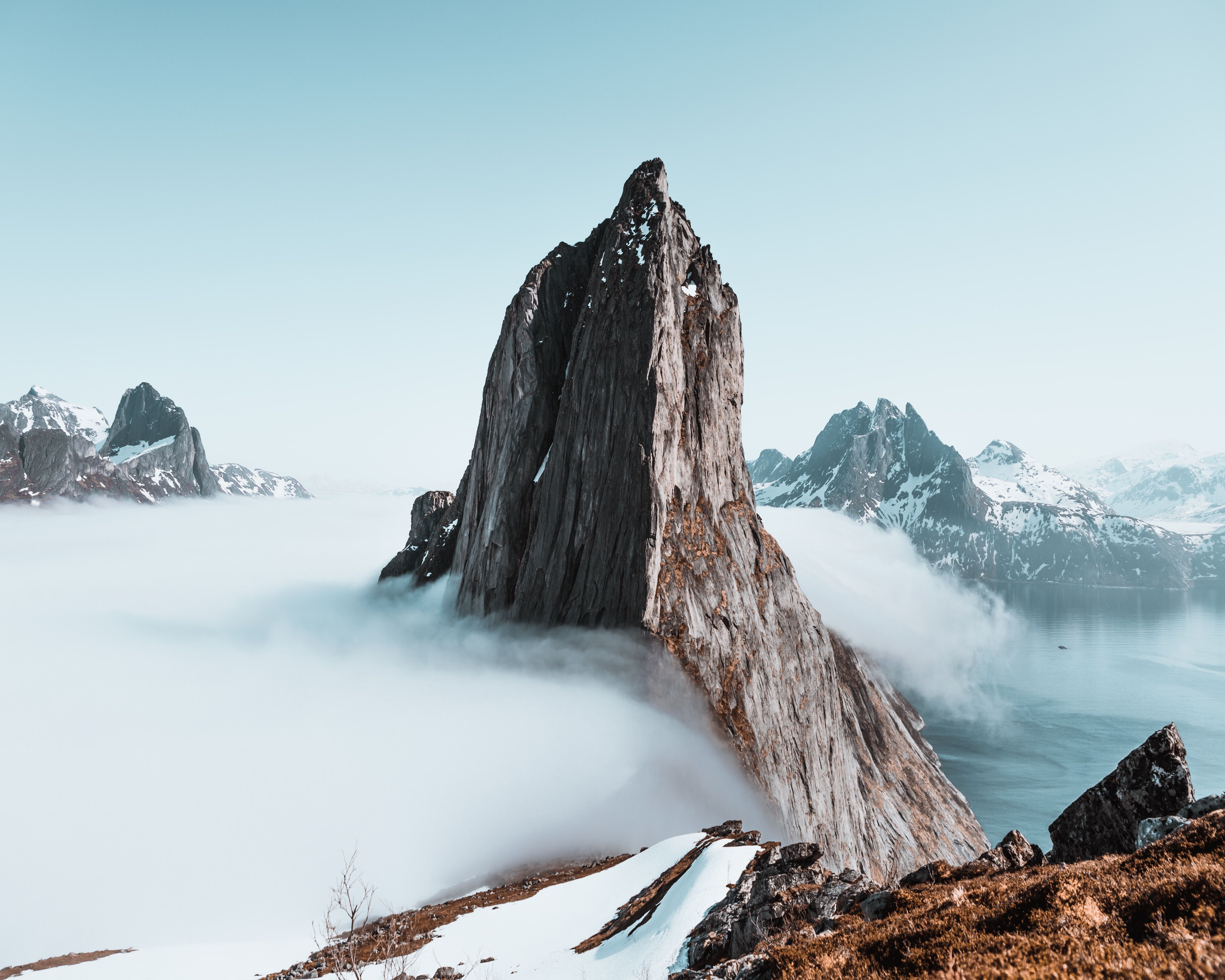 Felsgipfel, Wolkenmeer, Berge, Schnee, 5K, Hintergrund für den Desktop