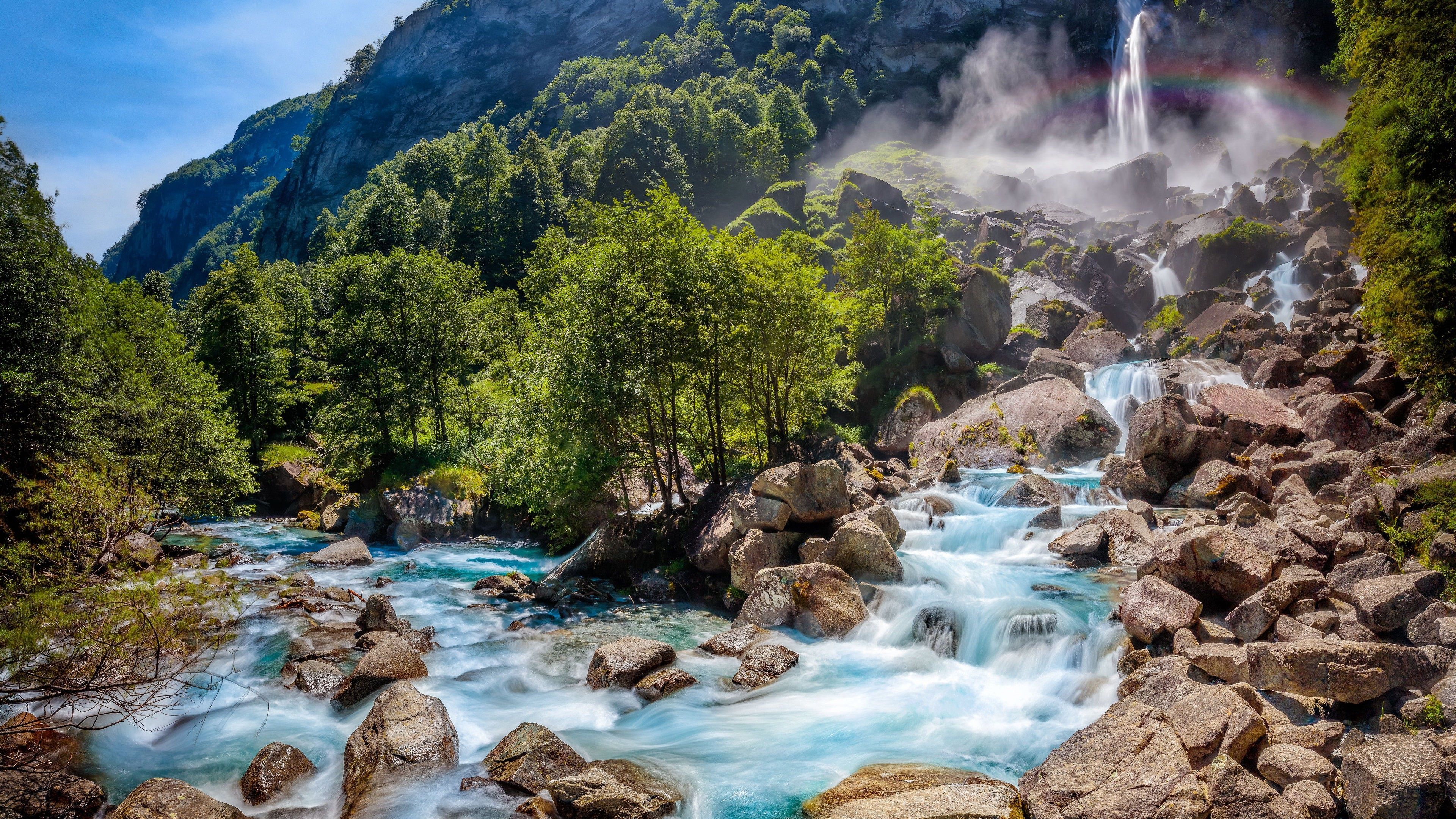 Gebirgsbach, Wasserfall, Felsen, Wald, Berge, 16:9, 4K-Hintergrundbild für den Desktop