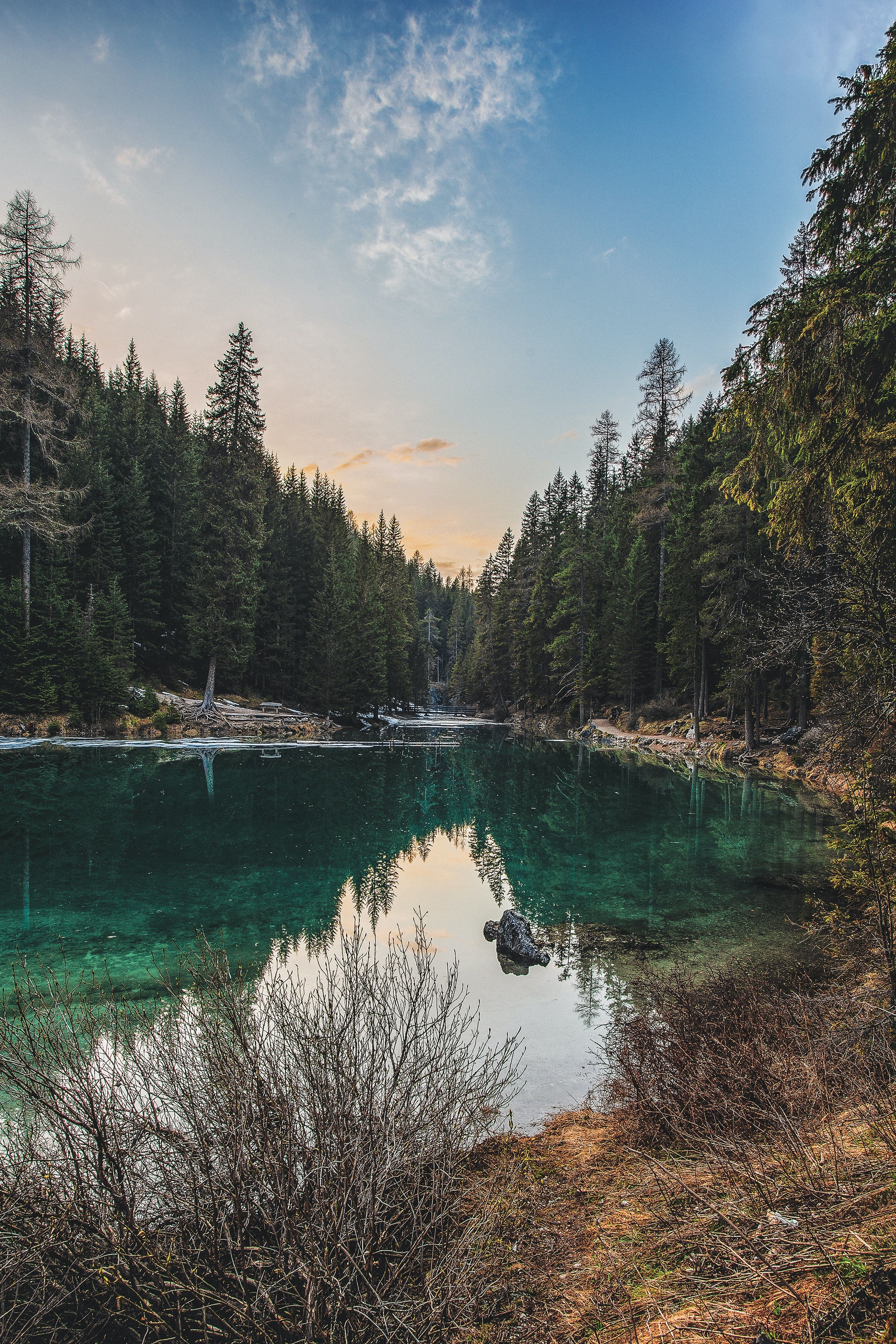 Bergsee, Nadelwald, Spiegelung, Türkis, QHD+, Sperrbildschirm fürs iPhone